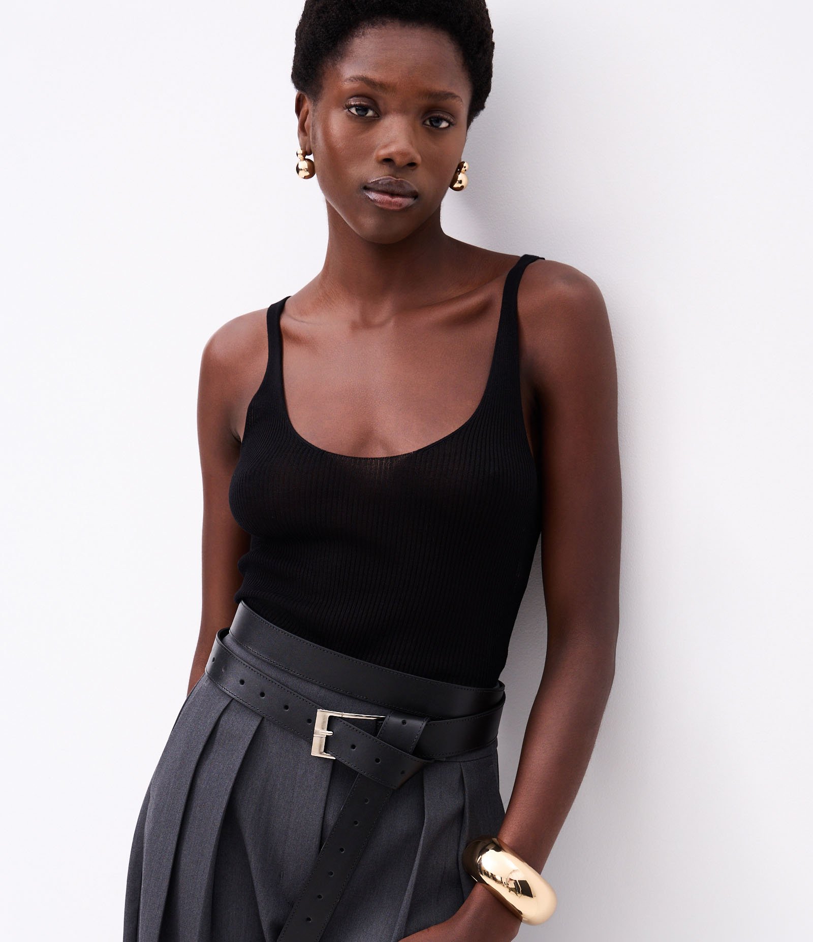 Blusa em Tricô com Decote U e Alça Média Preto 2