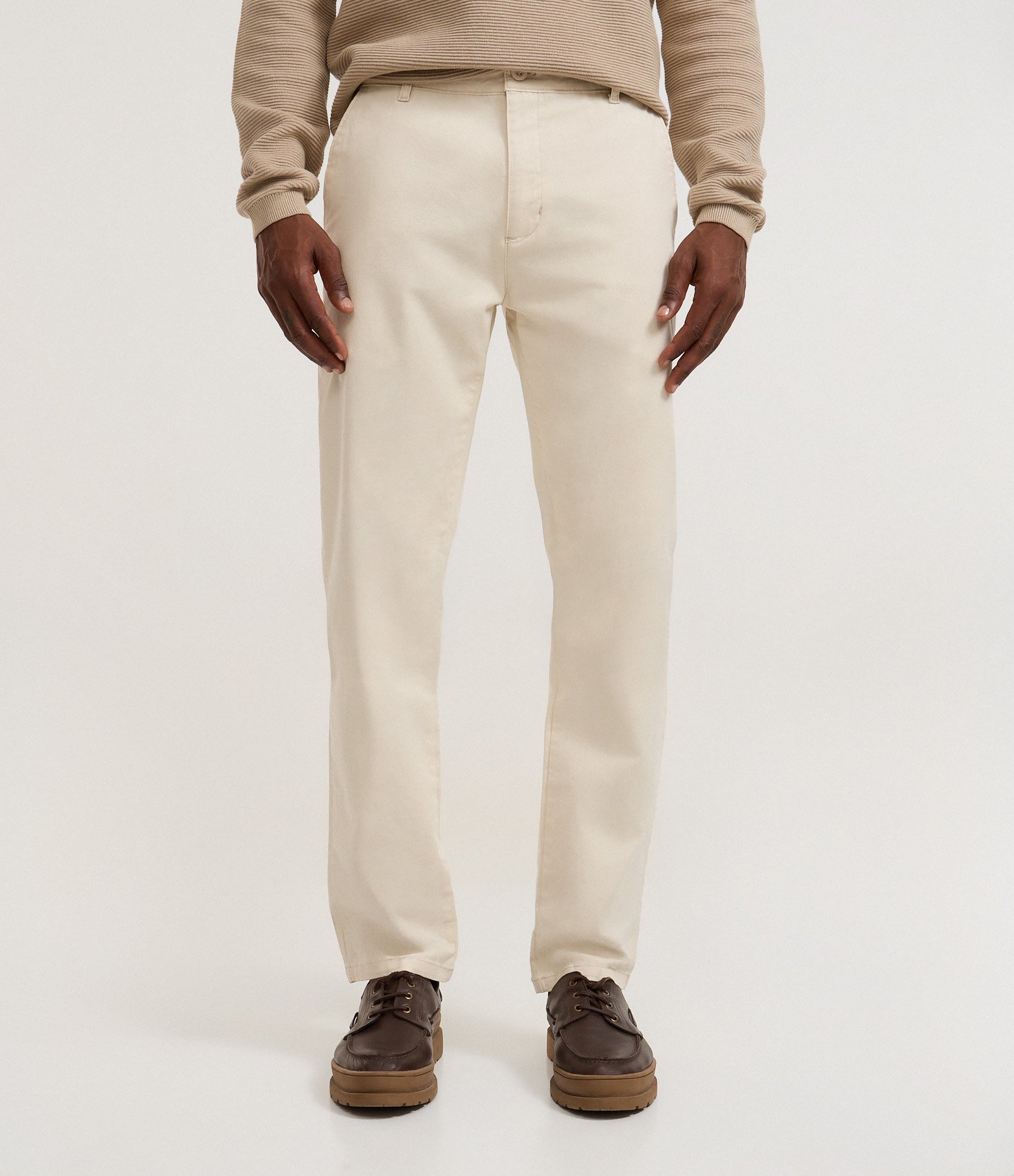 Calça Slim em Sarja com Lavagem Estonada Cinza Claro 2