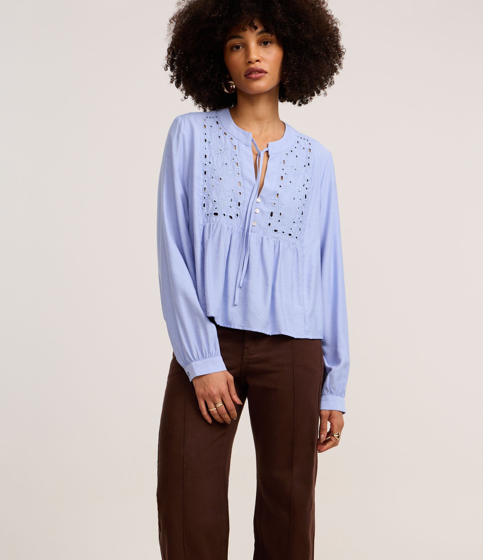 Calça Reta Comfort Cintura Alta em Sarja Marrom 2