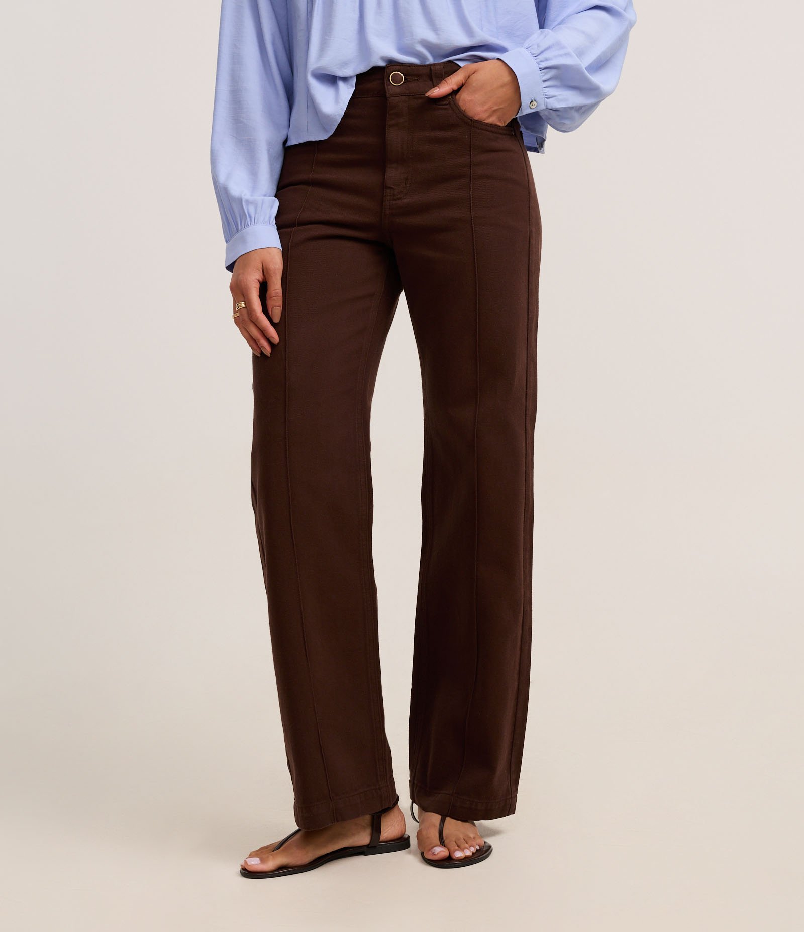 Calça Reta Comfort Cintura Alta em Sarja Marrom 3