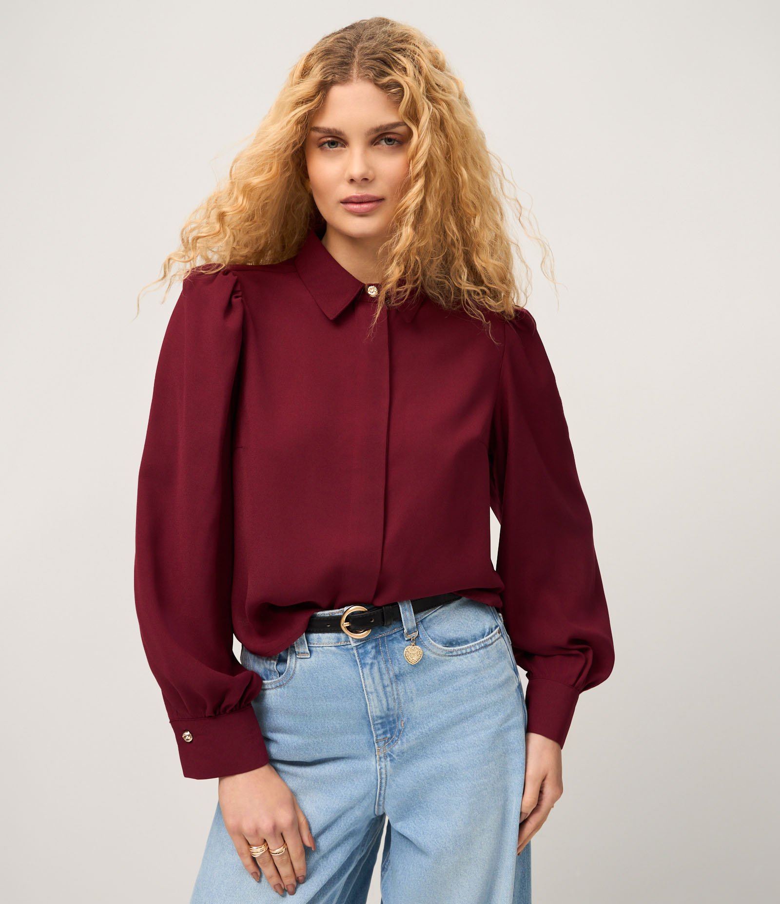 Camisa em Crepe com Botão Diferenciado e Manga Bufante Vinho 1