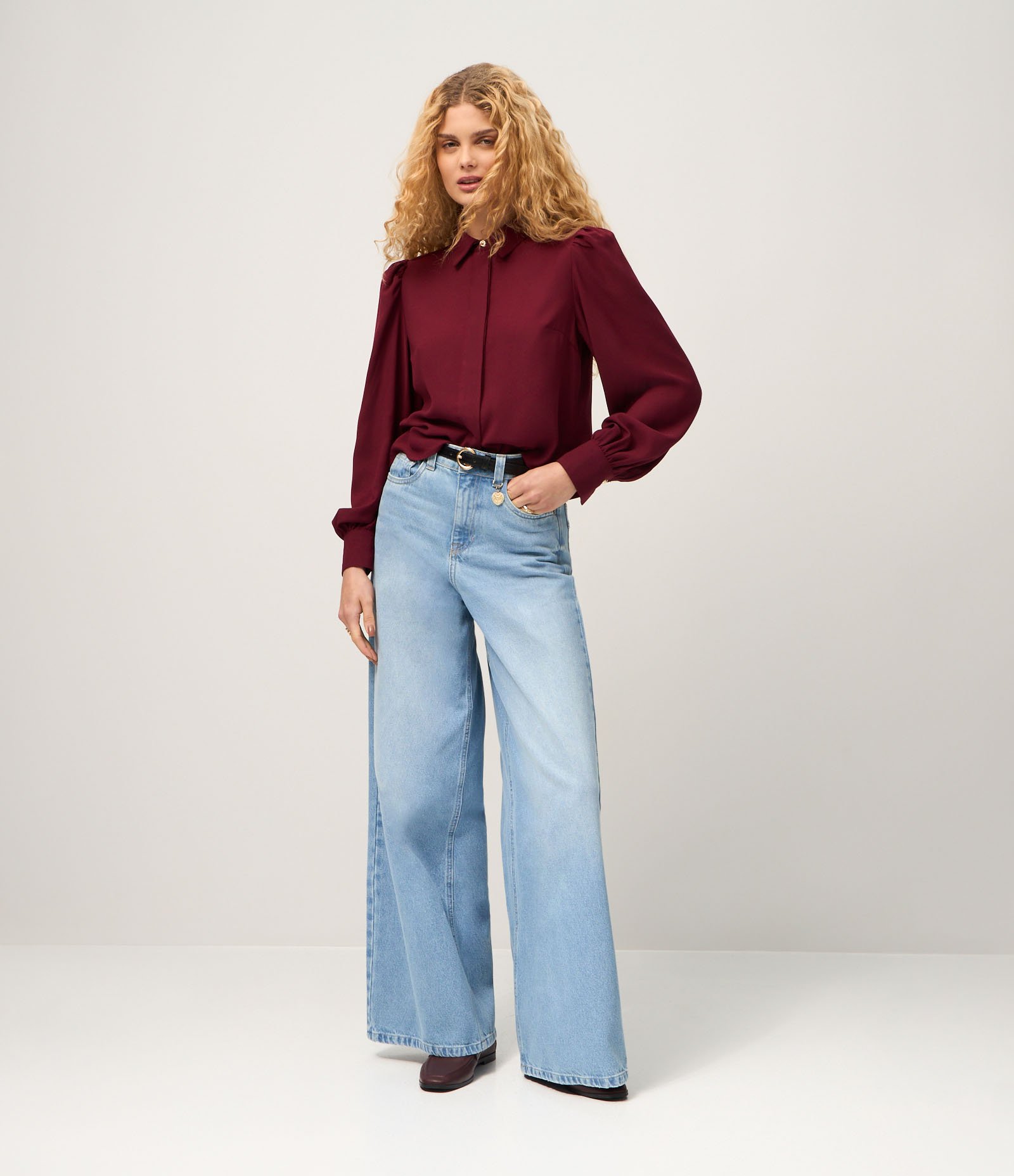 Camisa em Crepe com Botão Diferenciado e Manga Bufante Vinho 2