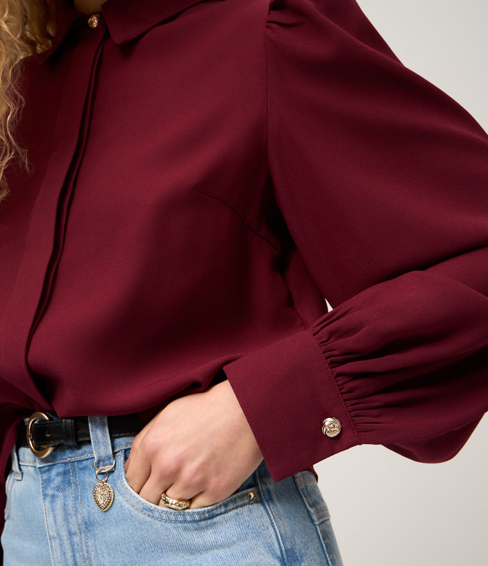 Camisa em Crepe com Botão Diferenciado e Manga Bufante Vinho 4