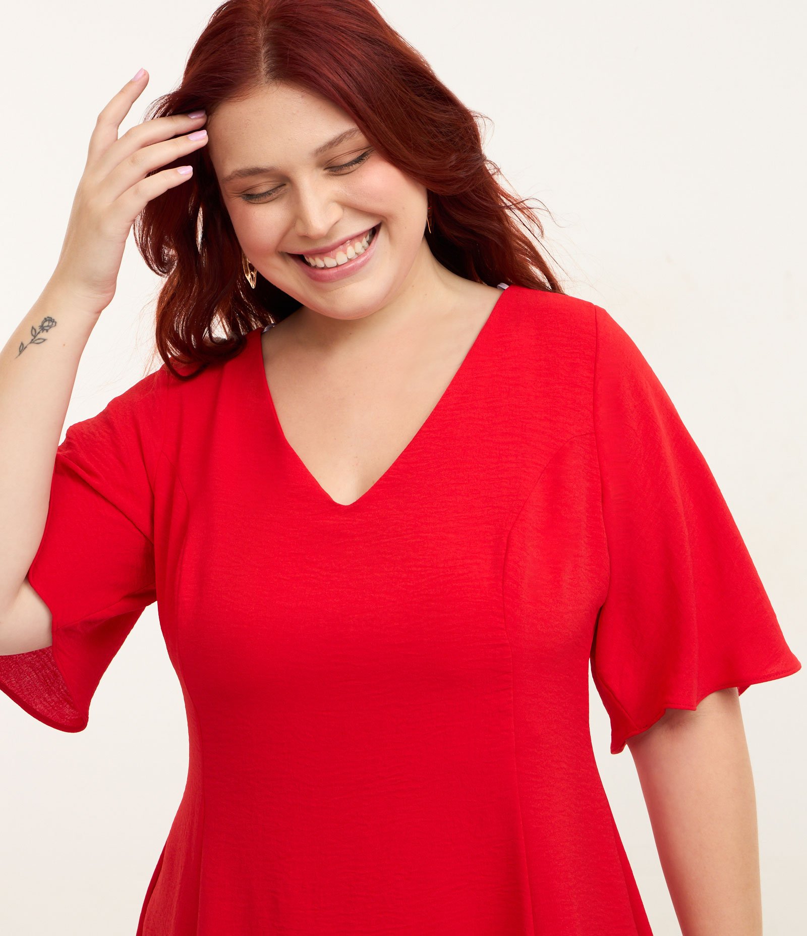 Vestido Curto em Crepe com Decote V Curve & Plus Size Vermelho 3