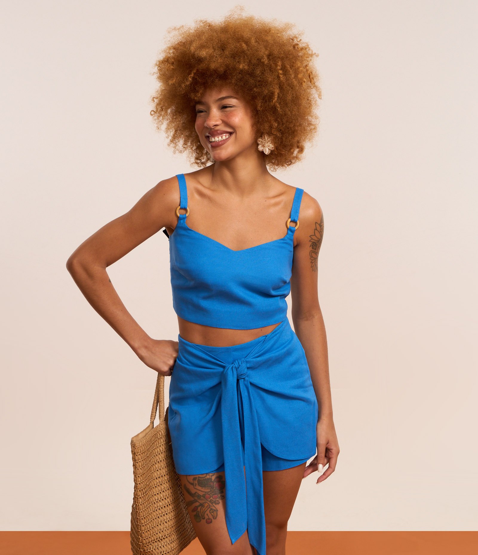 Blusa Cropped em Viscolinho com Aviamento nas Alças e Lastex Azul 5