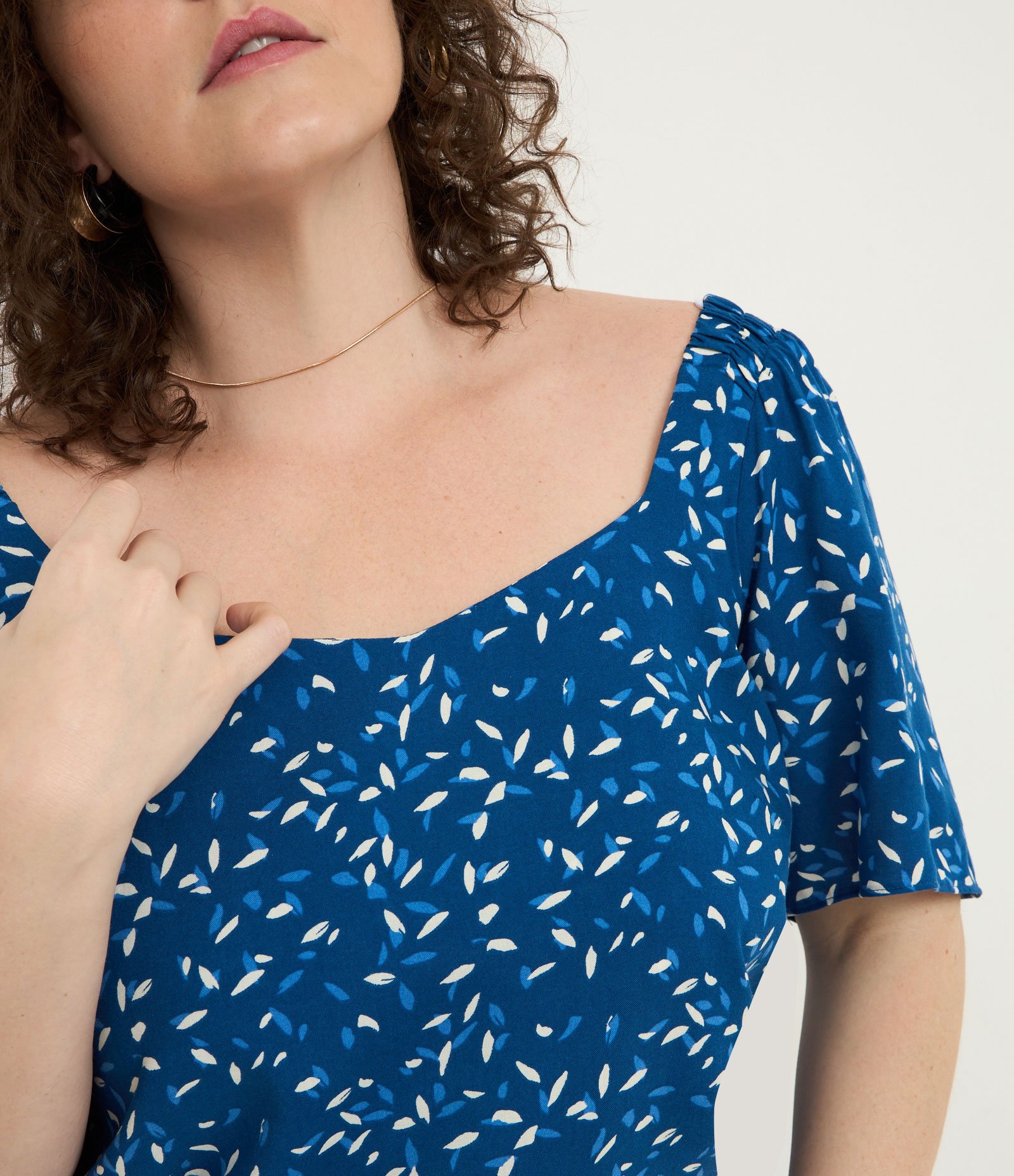 Blusa em Viscose com Estampa de Sementes Curve & Plus Size Azul 3