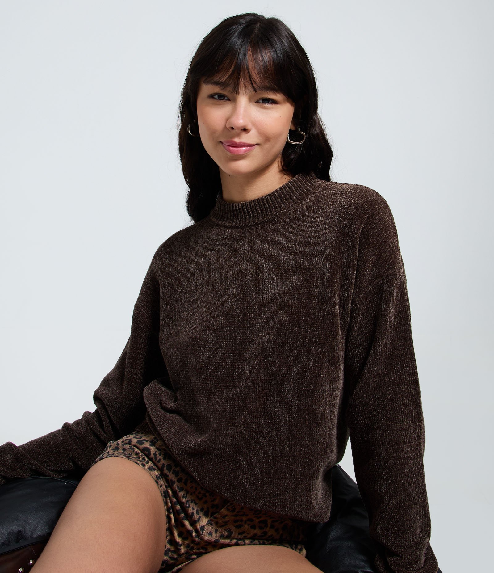 Blusa Slim em Tricô Chenille com Gola Redonda Marrom Escuro 1