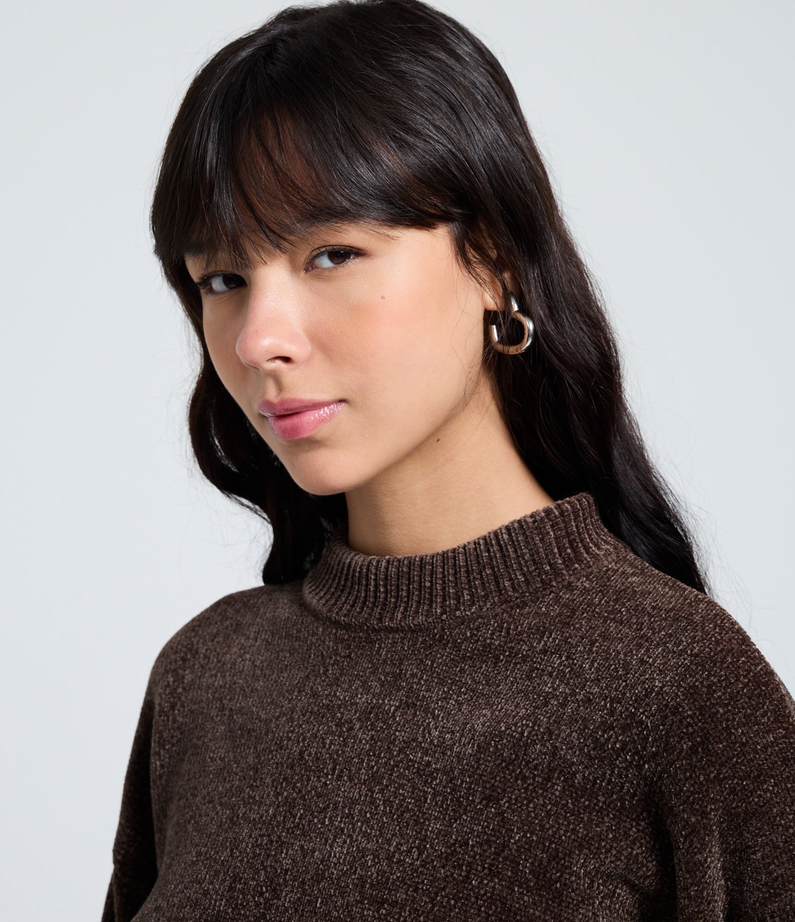 Blusa Slim em Tricô Chenille com Gola Redonda Marrom Escuro 4