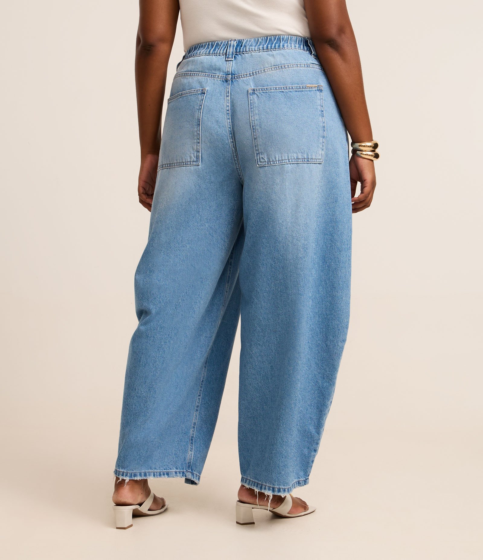 Calça Barrel em Jeans com Elástico nas Costas Curve & Plus Size Azul 4