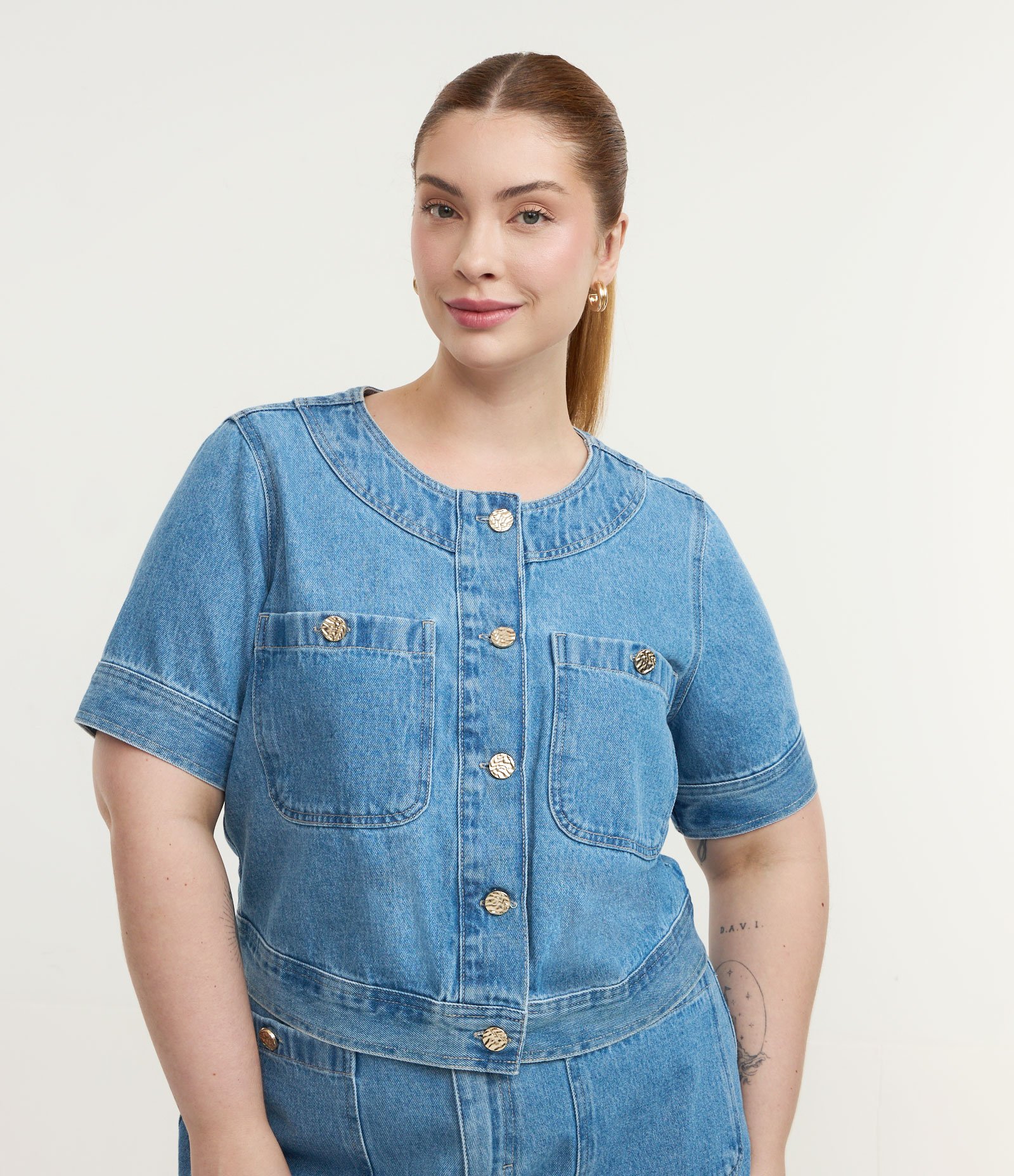 Blusa em Jeans com Bolsos e Botões Curve & Plus Size Azul 2