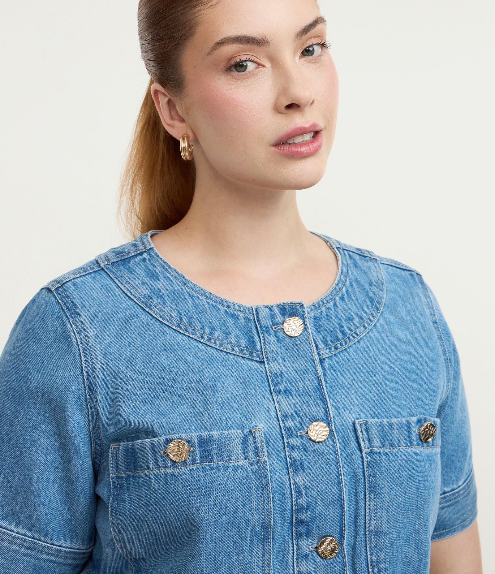 Blusa em Jeans com Bolsos e Botões Curve & Plus Size Azul 3