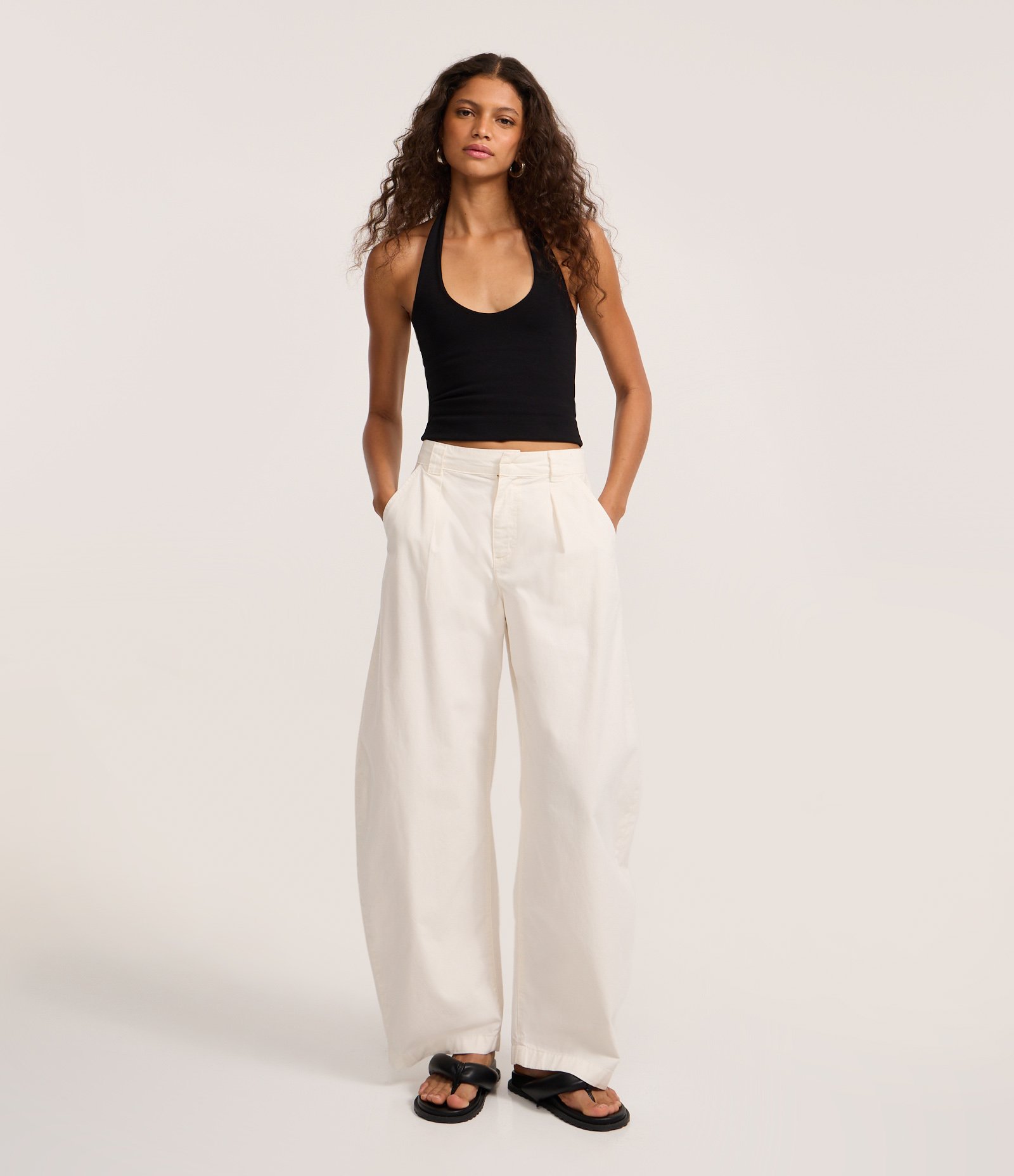 Calça Barrel em Sarja com Pregas e Bolsos Off White 2
