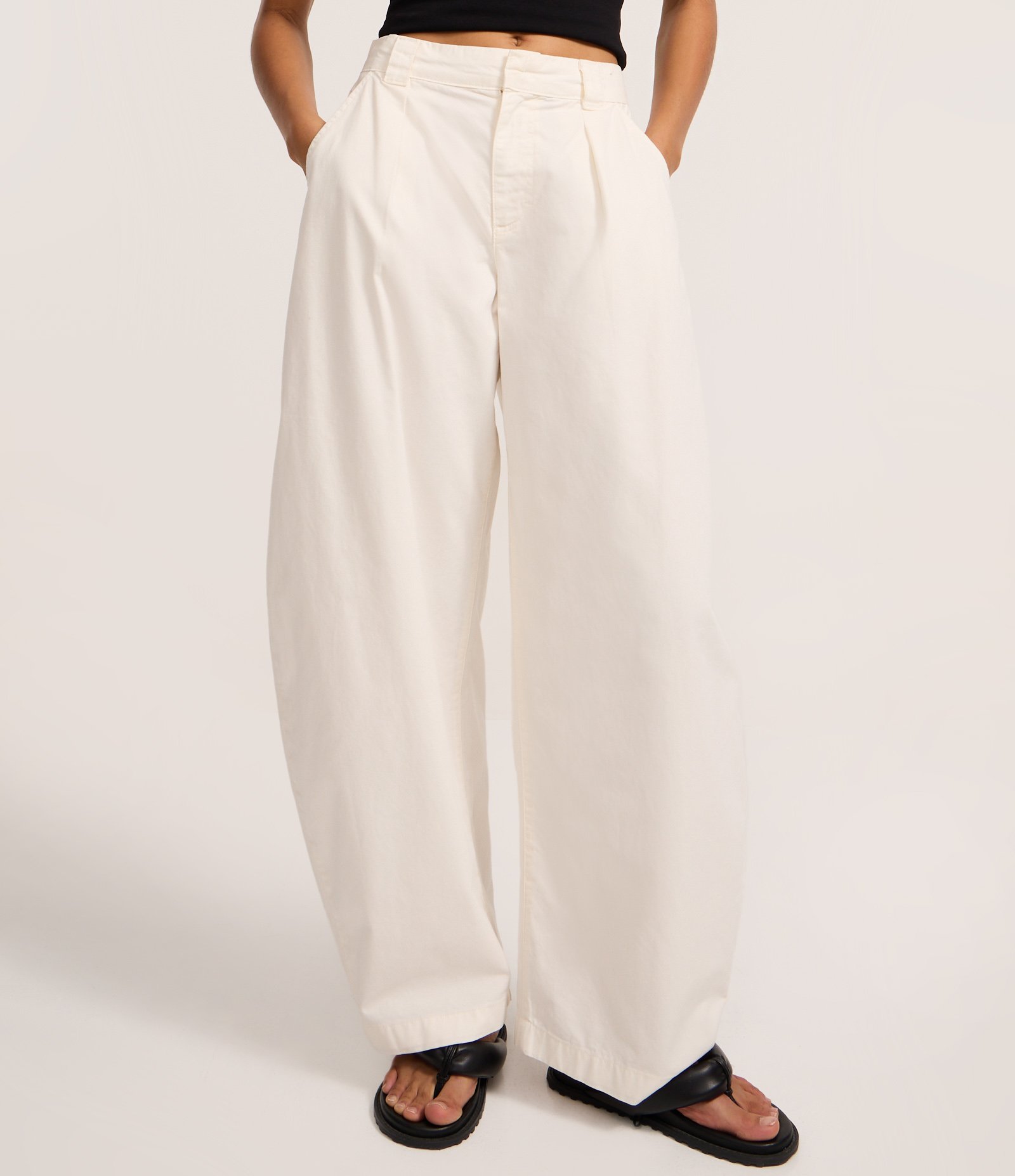 Calça Barrel em Sarja com Pregas e Bolsos Off White 4