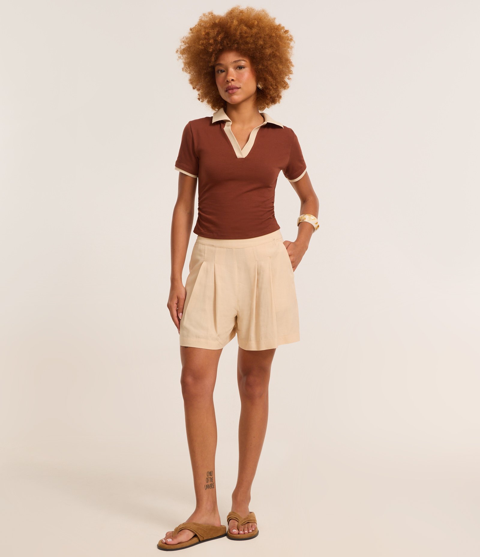Blusa Polo em Cotton com Gola Contrastante e Franzido Lateral Marrom 2