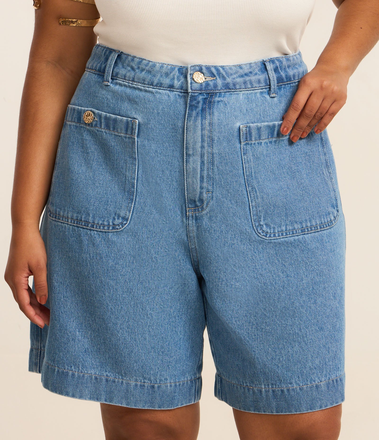 Bermuda em Jeans com Bolsos Curve & Plus Size Azul 2
