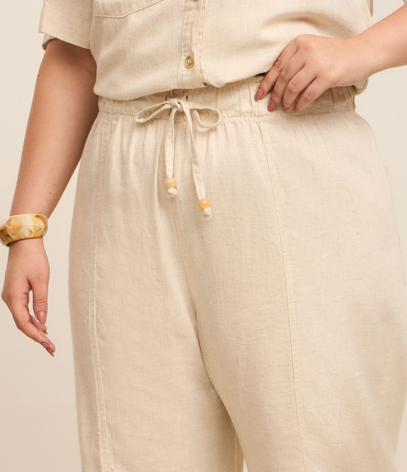 Calça Pantacourt em Sarja com Elástico no Cós e Amarração Curve & Plus Off White 3