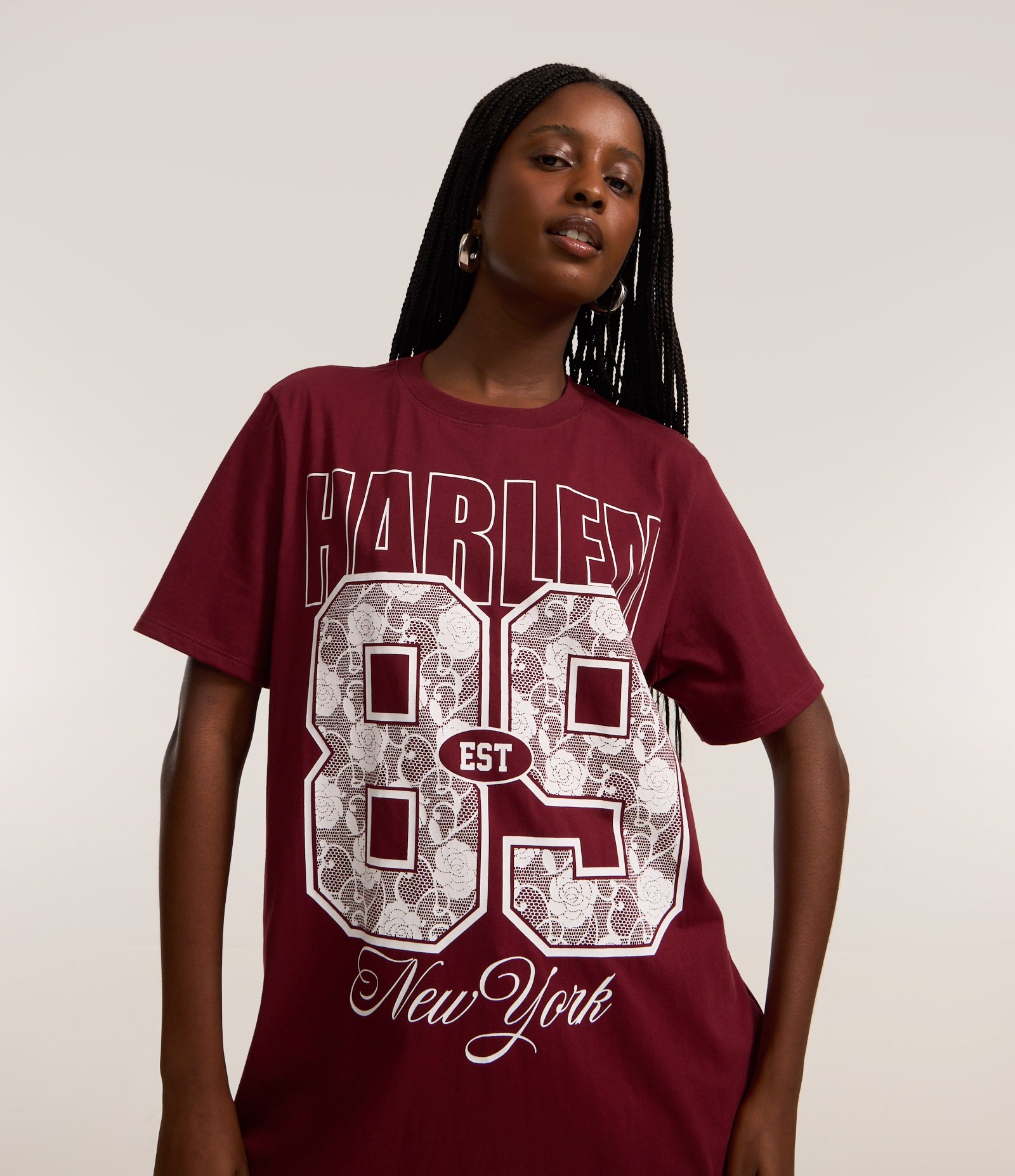 Camiseta T-shirt com Estampa Harlem 89 em Detalhe Rendado Bordô 1