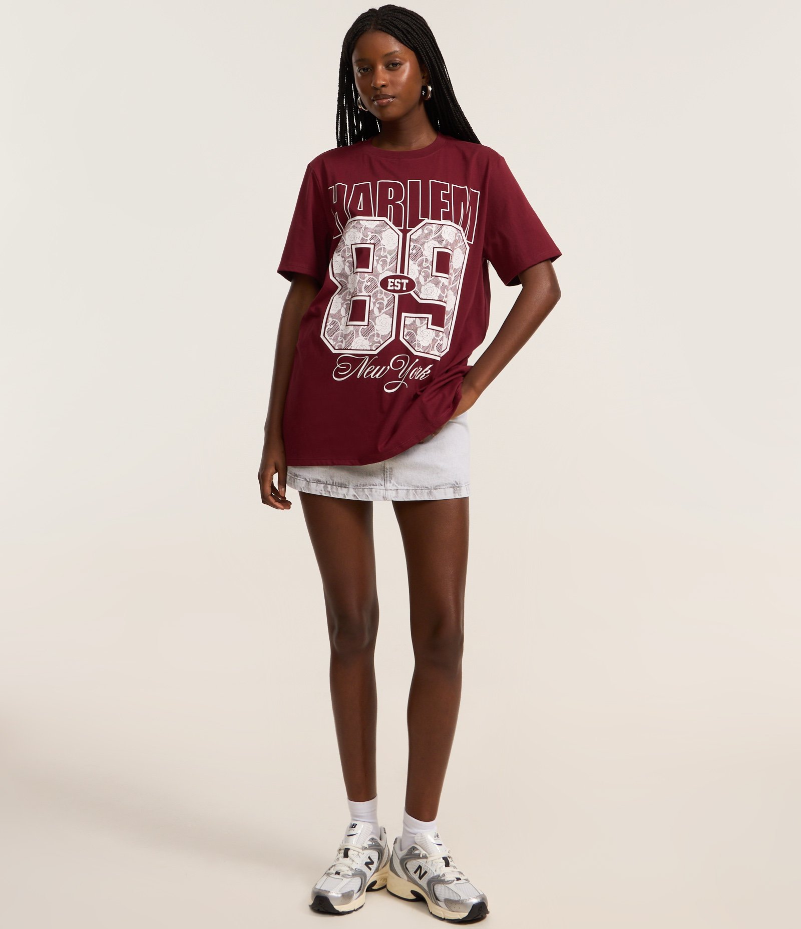 Camiseta T-shirt com Estampa Harlem 89 em Detalhe Rendado Bordô 2