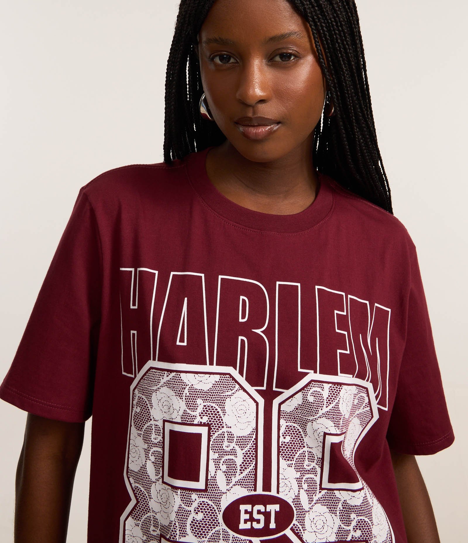 Camiseta T-shirt com Estampa Harlem 89 em Detalhe Rendado Bordô 3
