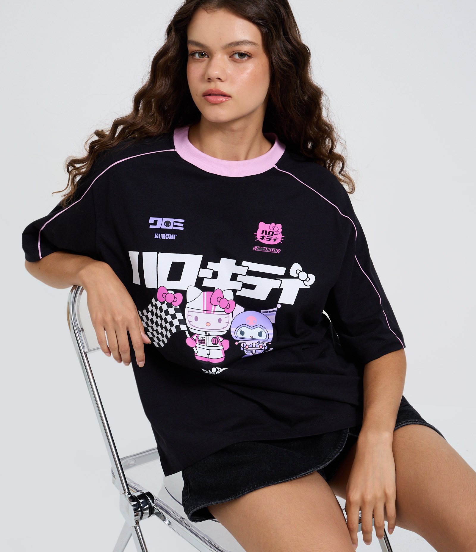 Camiseta em Algodão com Estampa Racing da Hello Kitty e Kuromi Preto 1