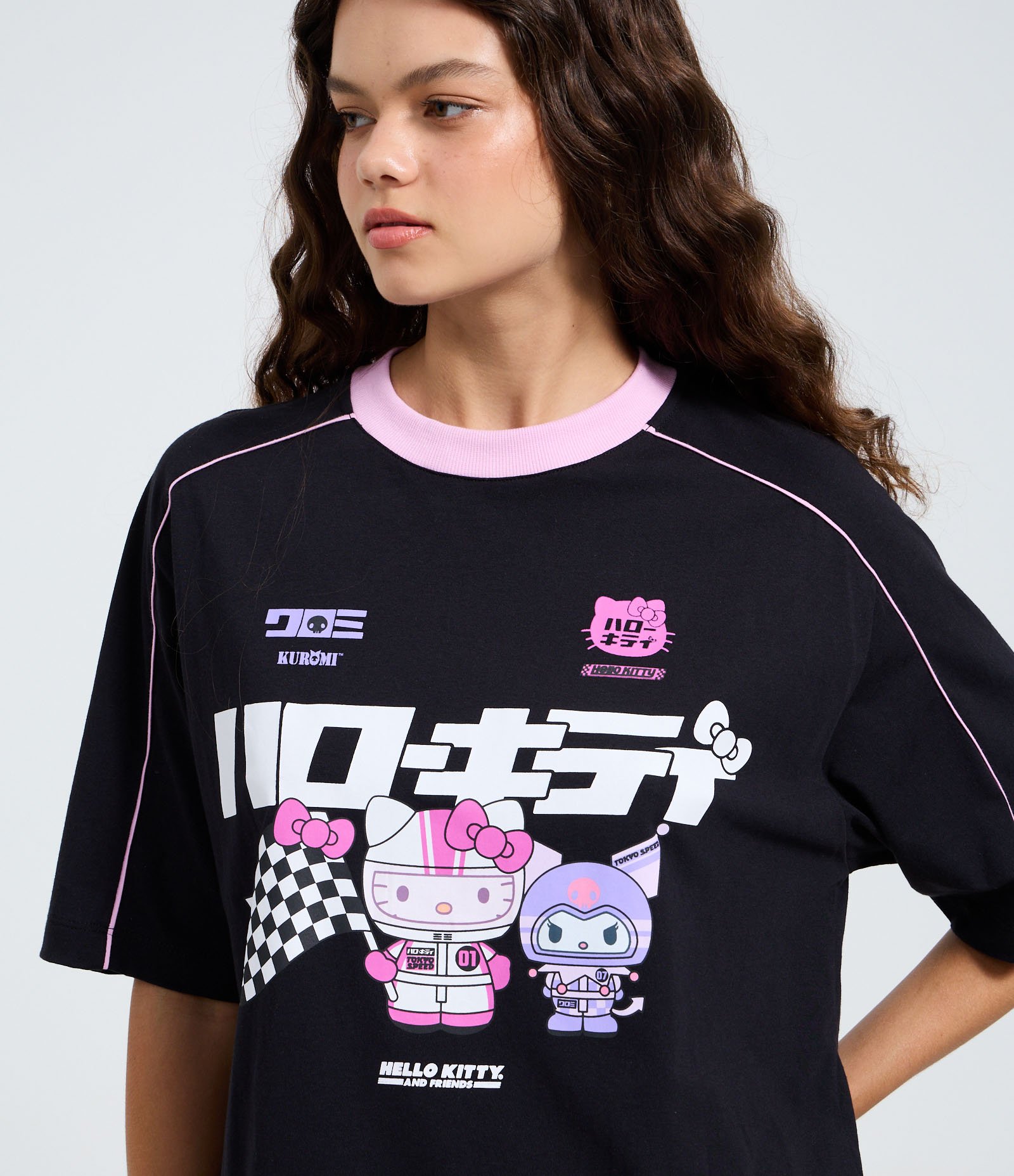 Camiseta em Algodão com Estampa Racing da Hello Kitty e Kuromi Preto 3