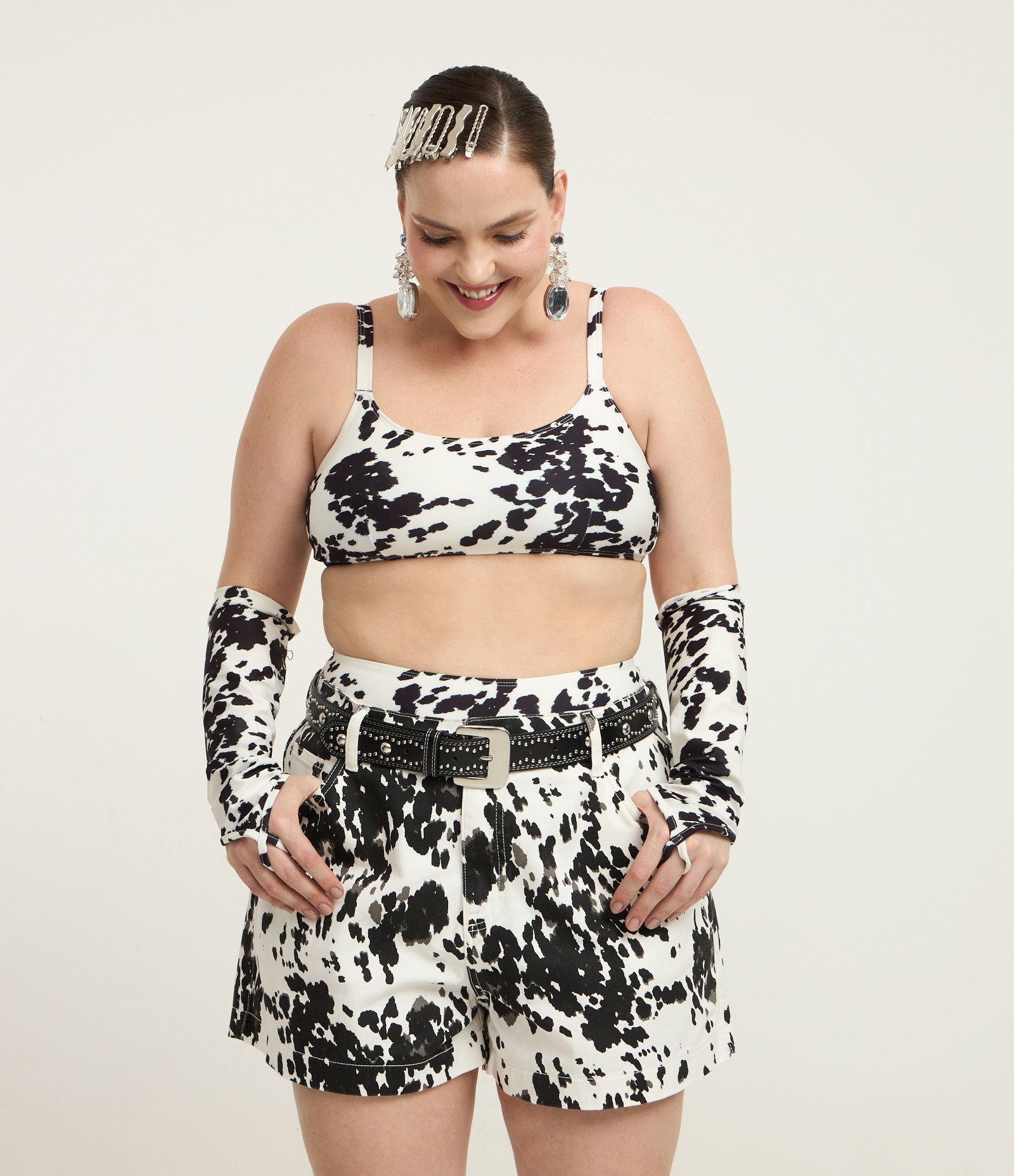 Short em Sarja com Estampa Animal Print Vaquinha Off White/Preto 1