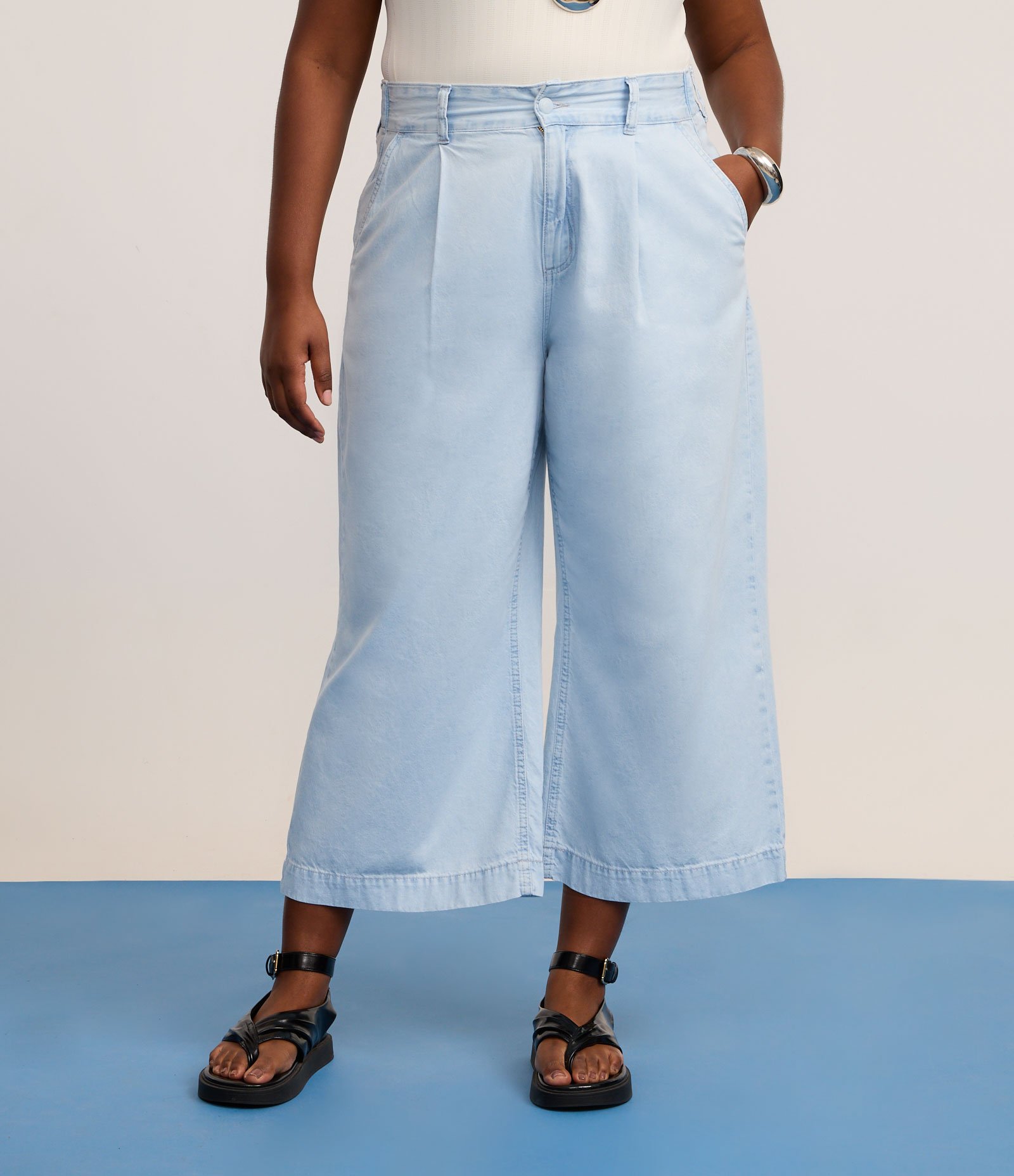 Calça Pantacourt em Jeans Delavê com Elástico nas Costas Curve & Plus Size Azul 2