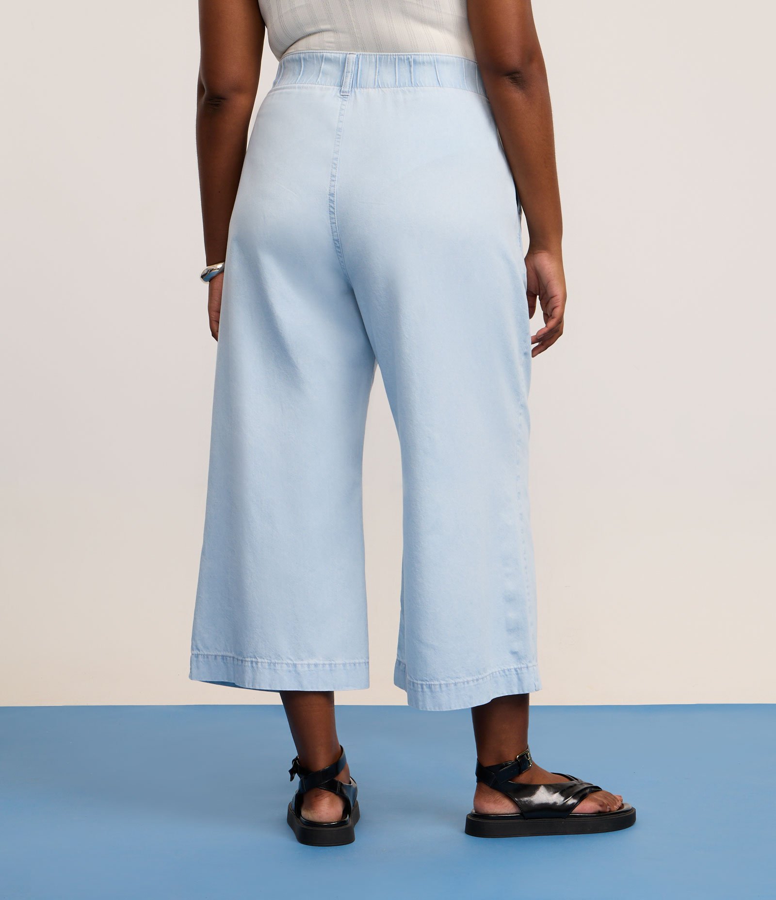 Calça Pantacourt em Jeans Delavê com Elástico nas Costas Curve & Plus Size Azul 4
