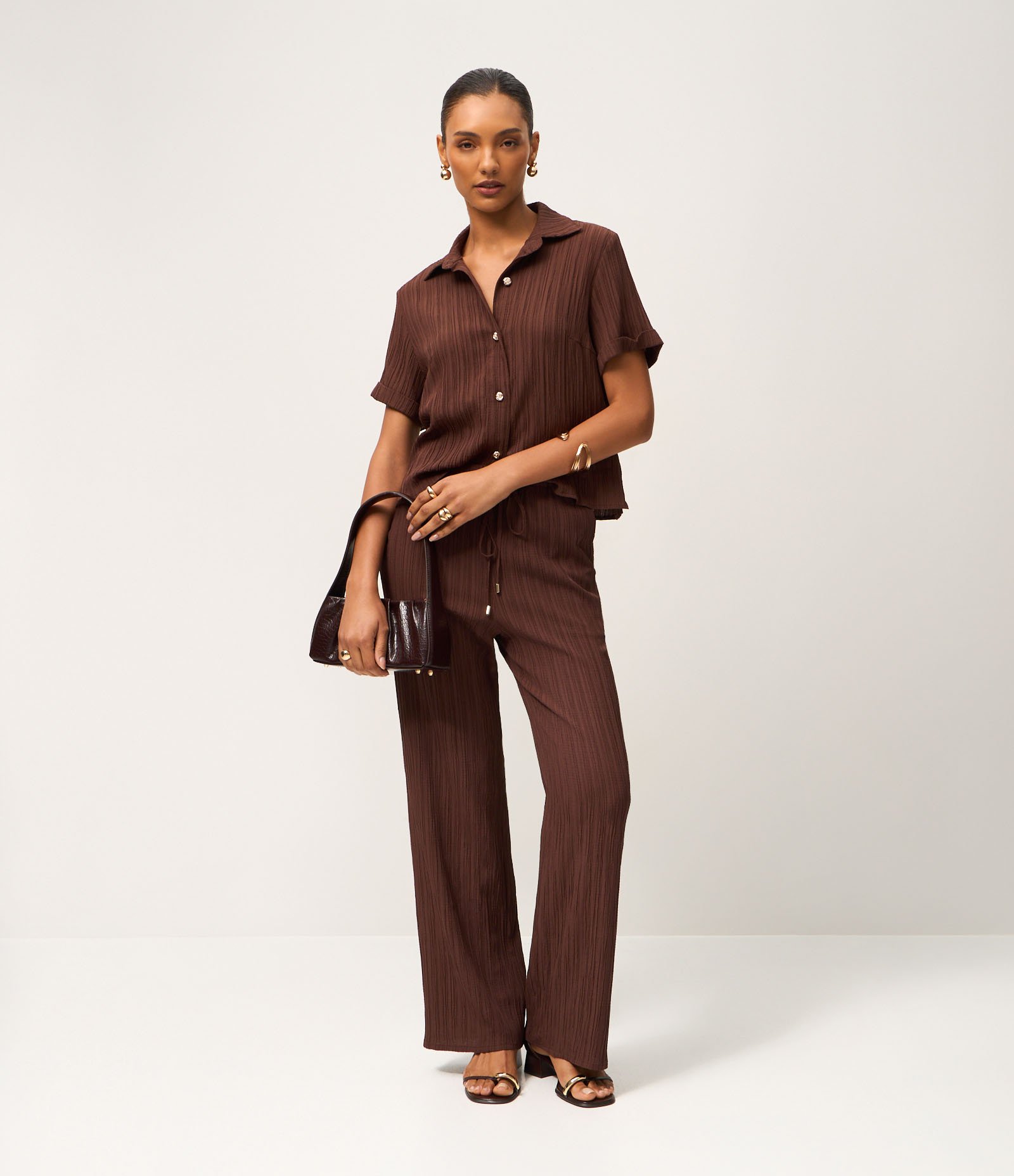 Calça Reta Fluida em Chiffon Texturizado Marrom 1