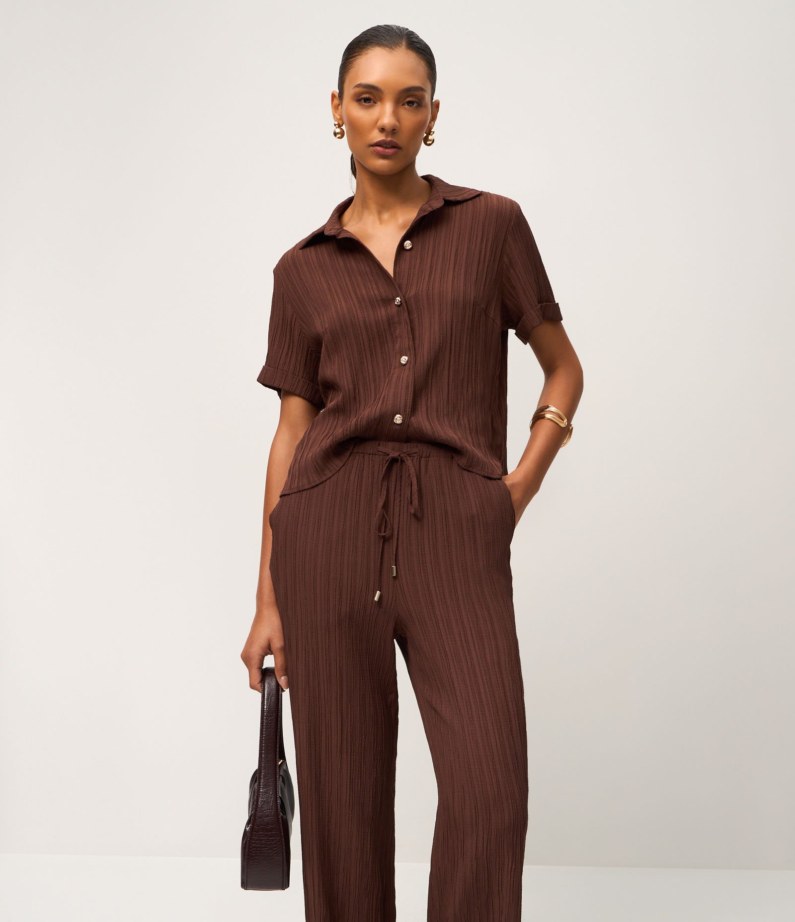 Calça Reta Fluida em Chiffon Texturizado Marrom 2