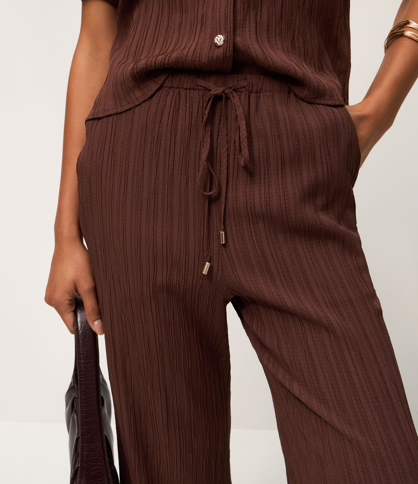 Calça Reta Fluida em Chiffon Texturizado Marrom 3