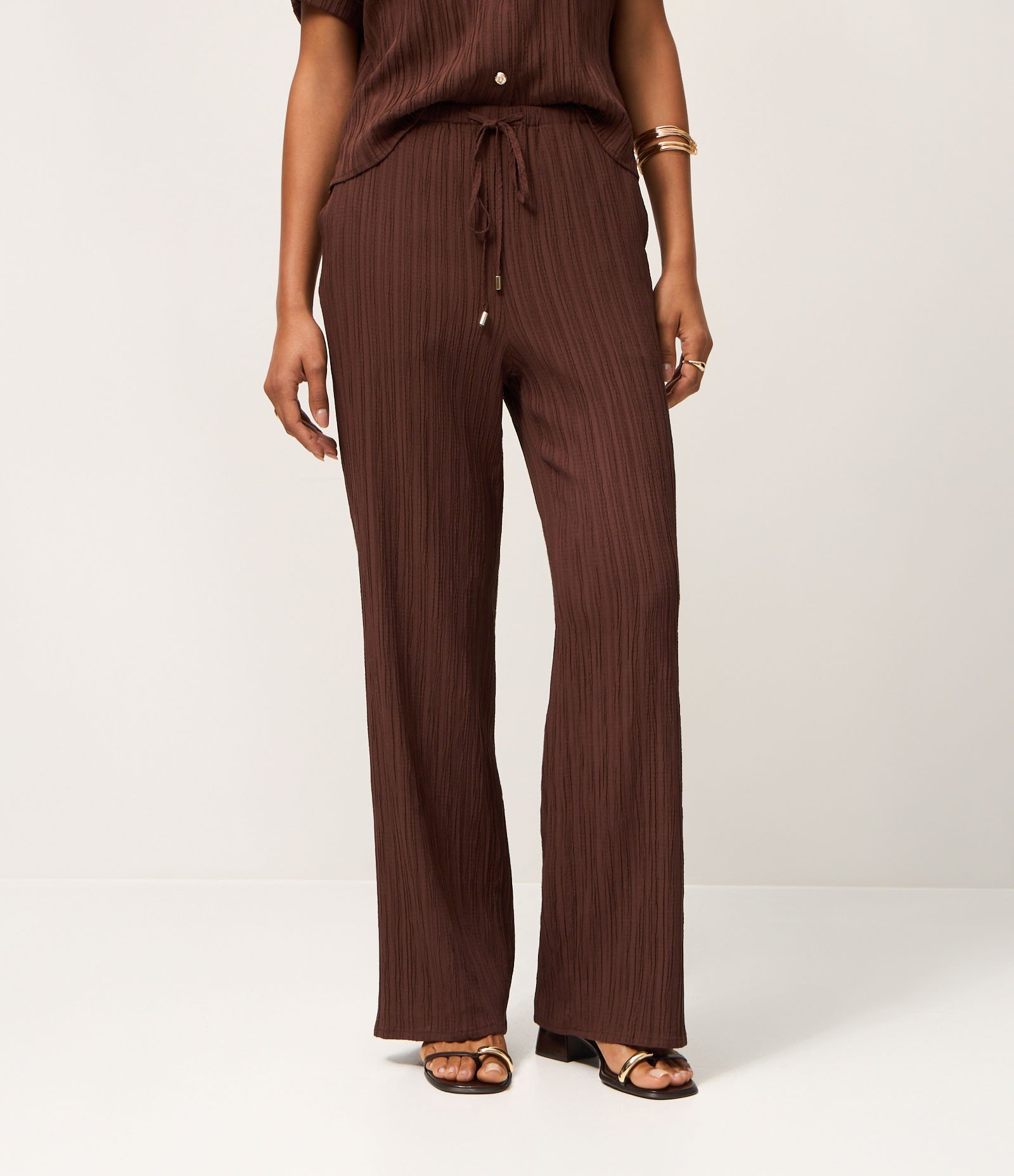 Calça Reta Fluida em Chiffon Texturizado Marrom 4