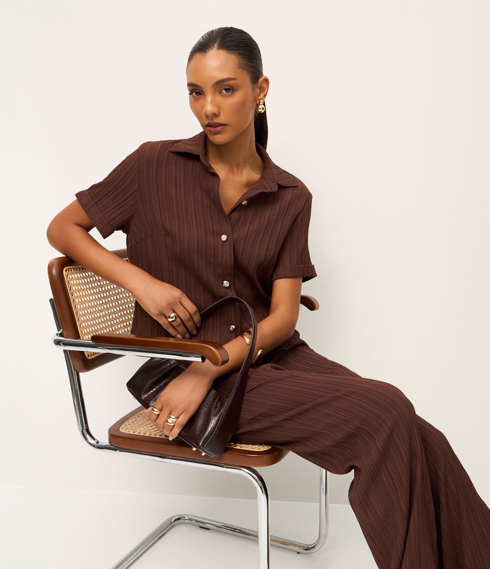 Calça Reta Fluida em Chiffon Texturizado Marrom 5