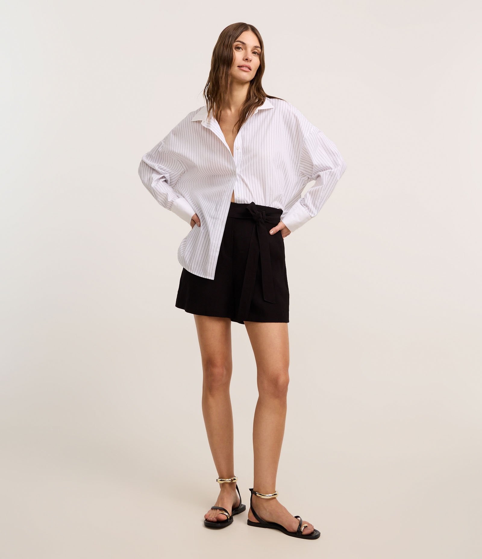 Short Clochard Alfaiatado em Viscose com Cinto Amarração Preto 1