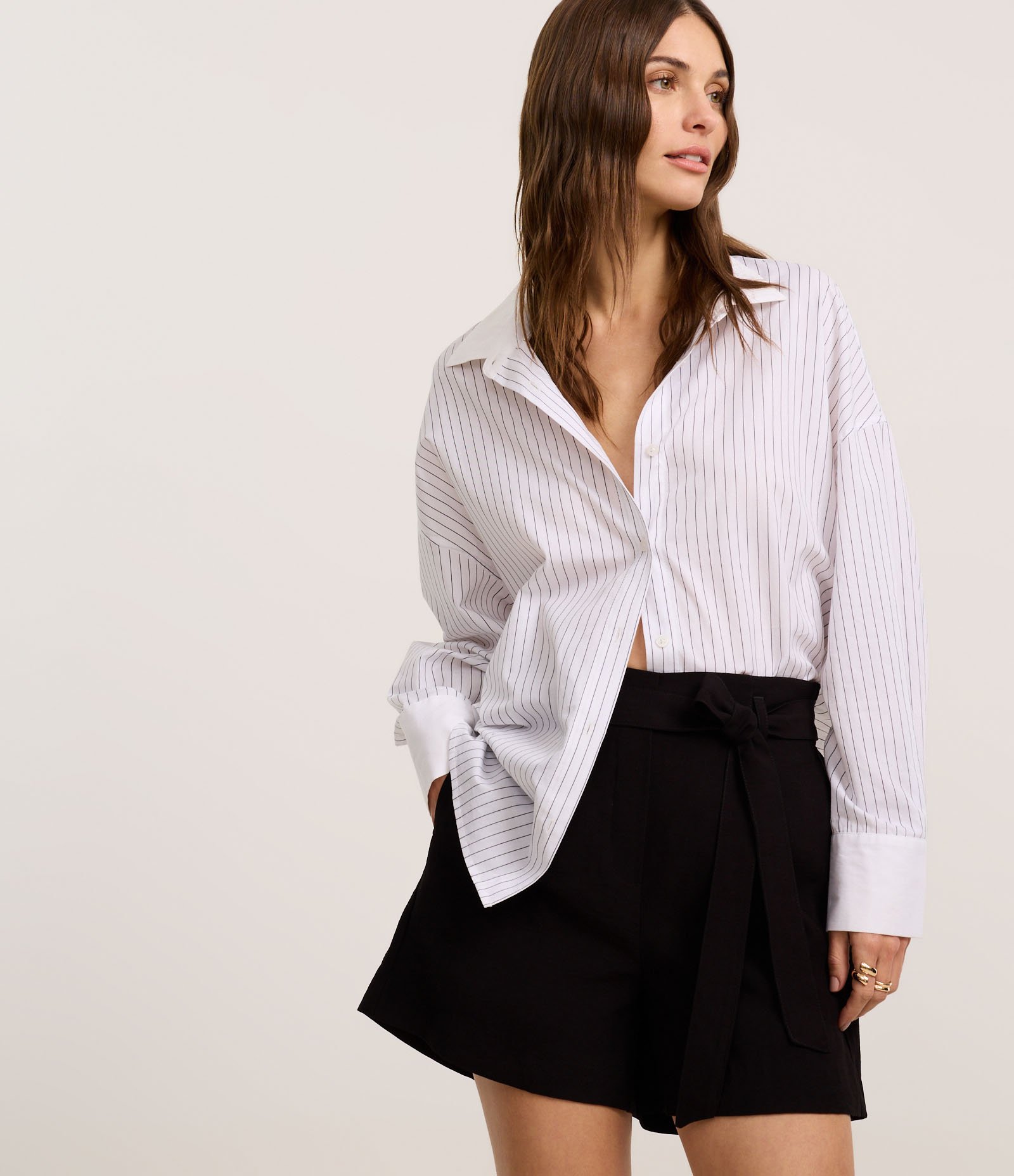 Short Clochard Alfaiatado em Viscose com Cinto Amarração Preto 2