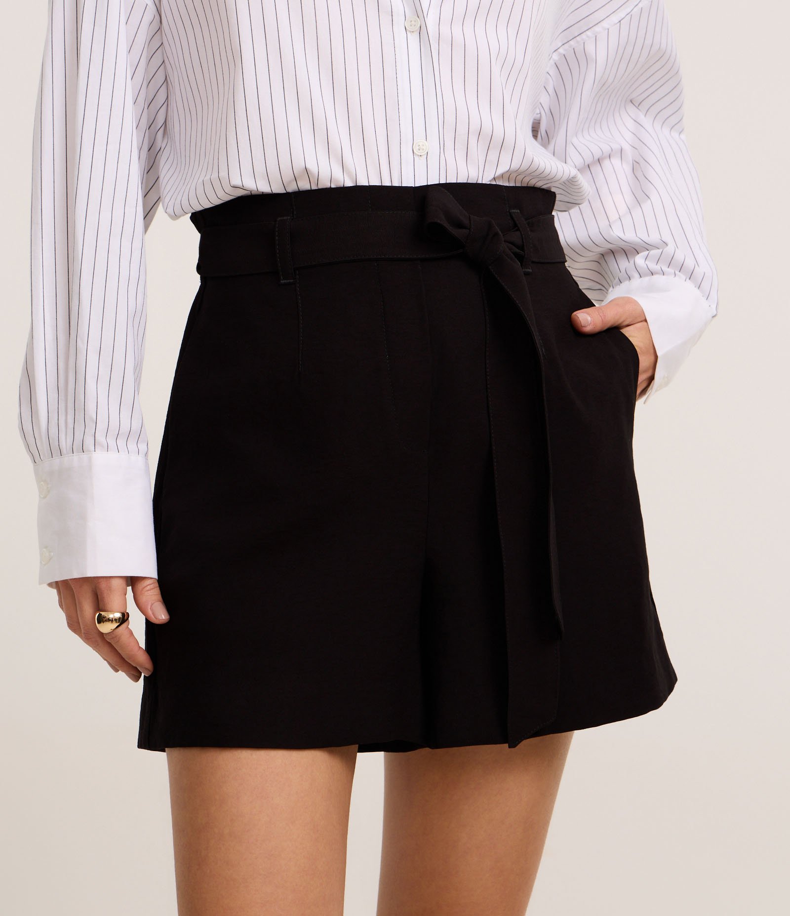 Short Clochard Alfaiatado em Viscose com Cinto Amarração Preto 3