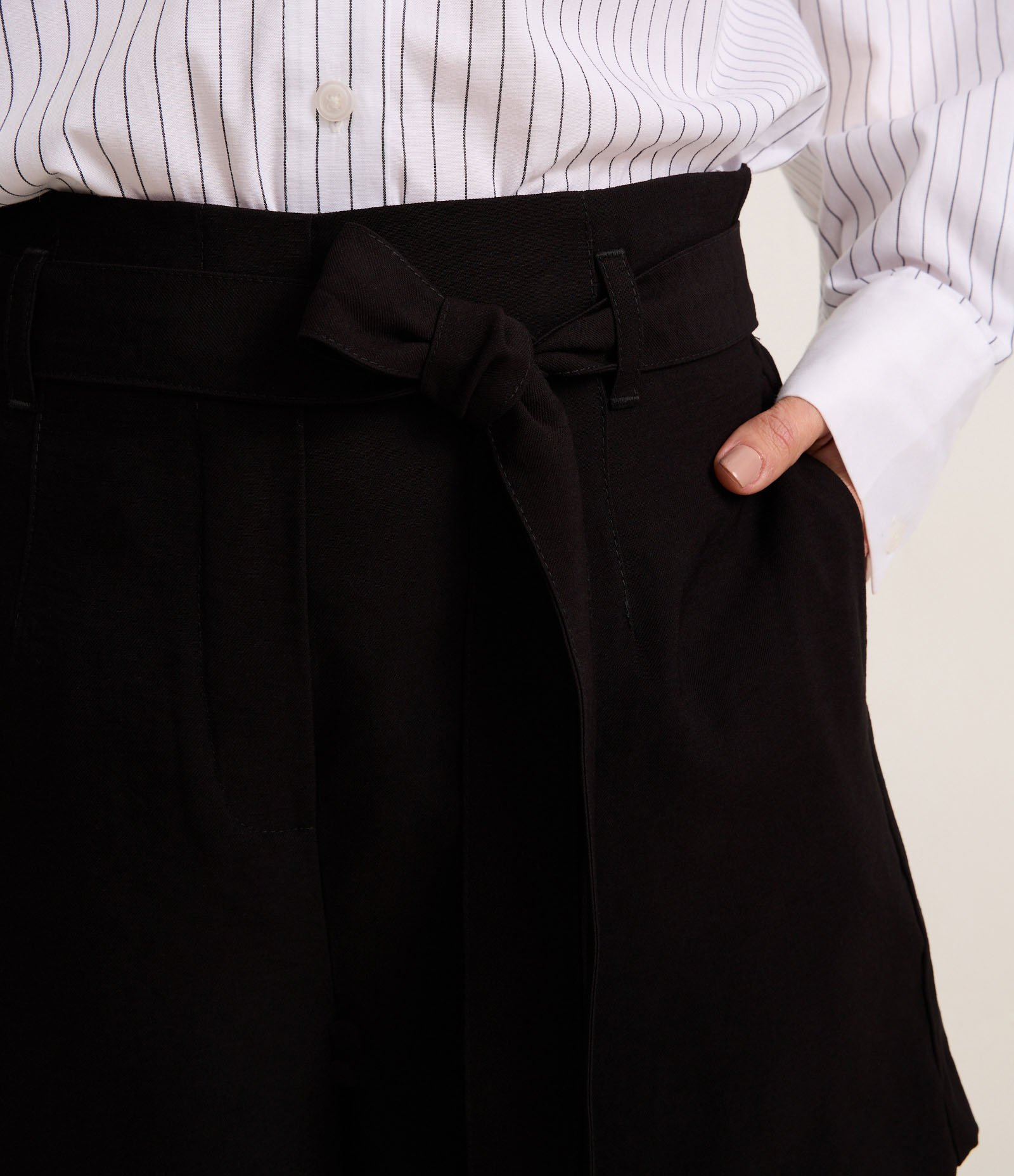 Short Clochard Alfaiatado em Viscose com Cinto Amarração Preto 4