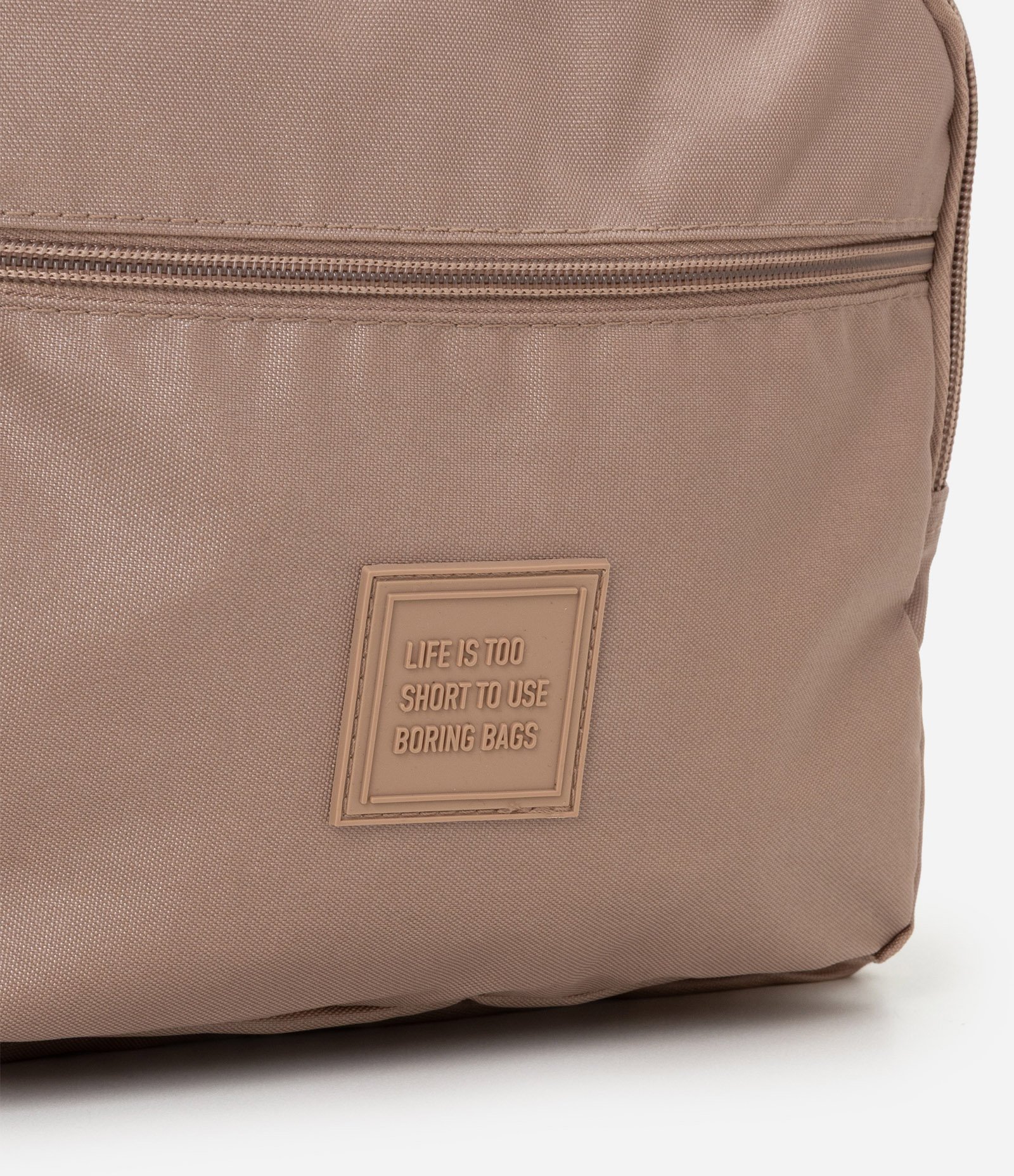 Mochila em Polimaida com Bolso Frontal e Pompom Rosa 4