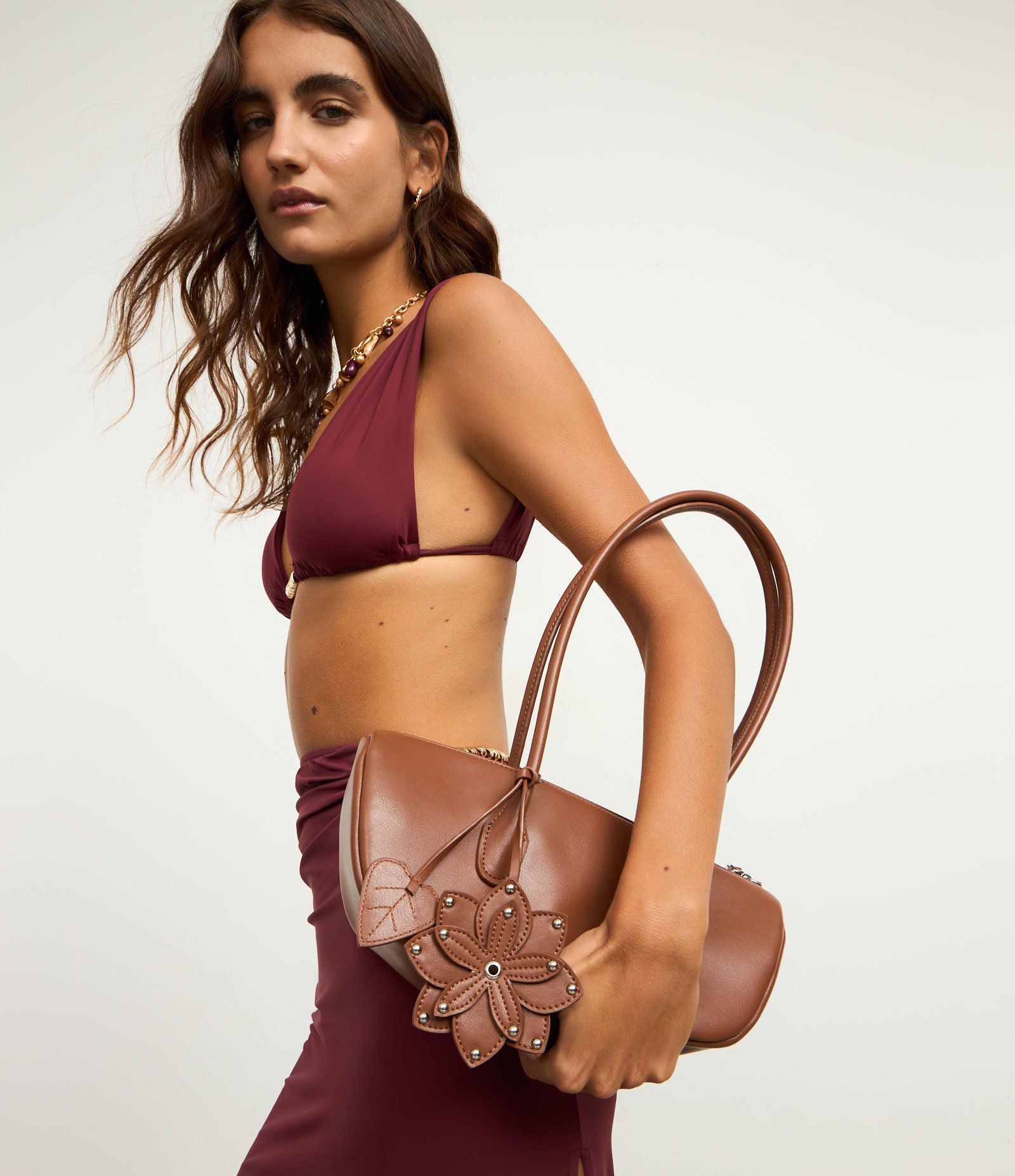 Bolsa Baguete em PU com Charm de Flor e Folha 3D Marrom 7