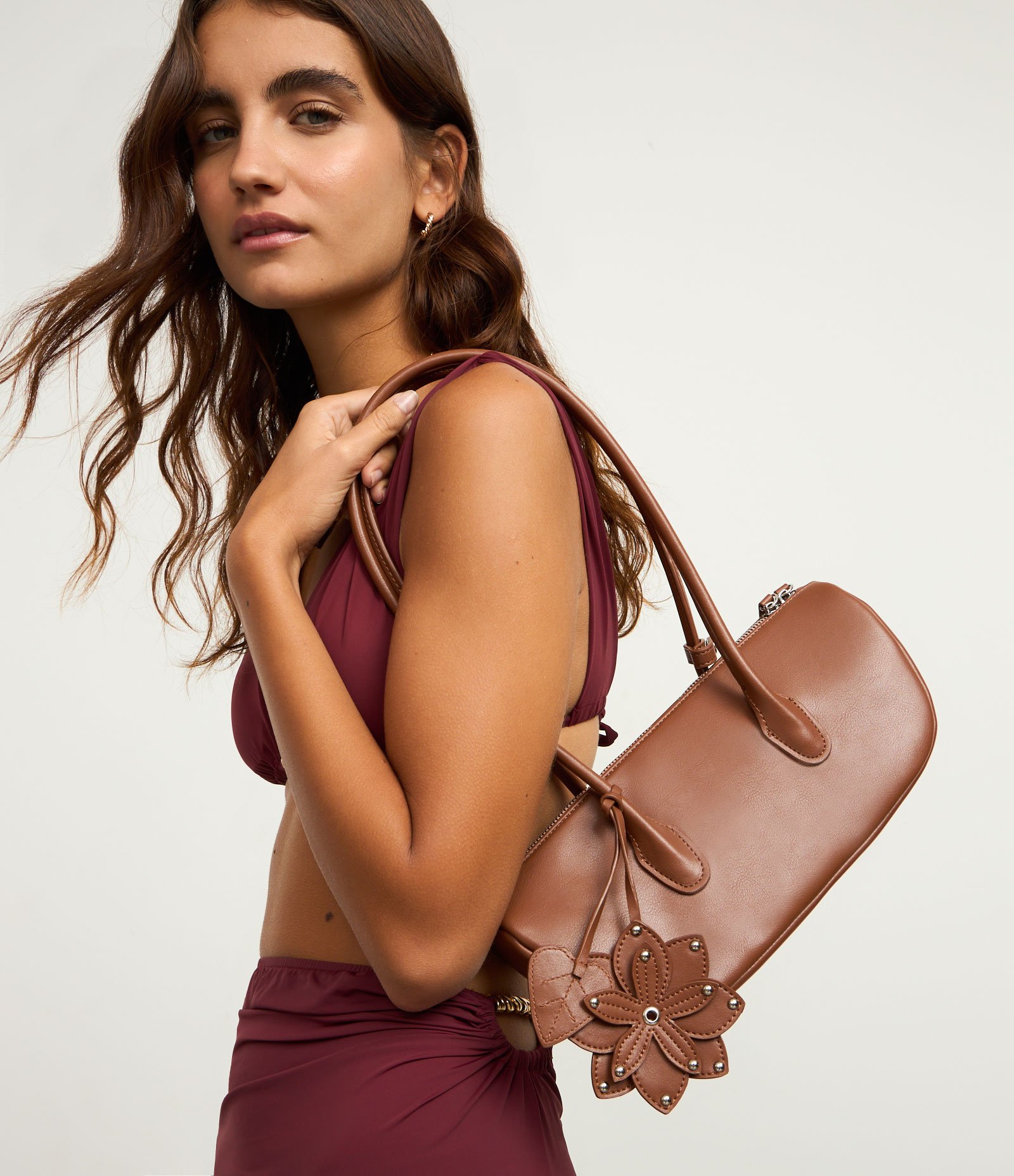 Bolsa Baguete em PU com Charm de Flor e Folha 3D Marrom 1