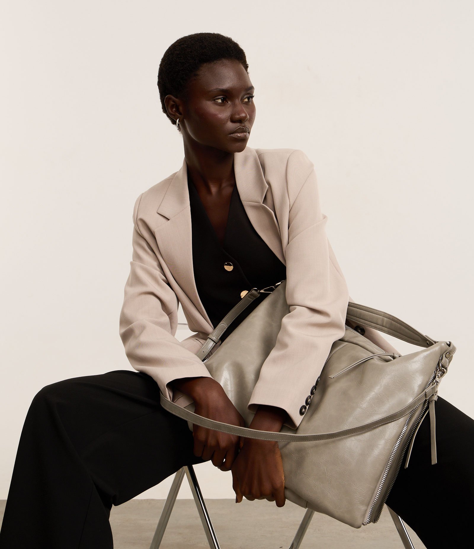 Bolsa Hobo Grande Desestruturada com Alças Duplas Cinza 8