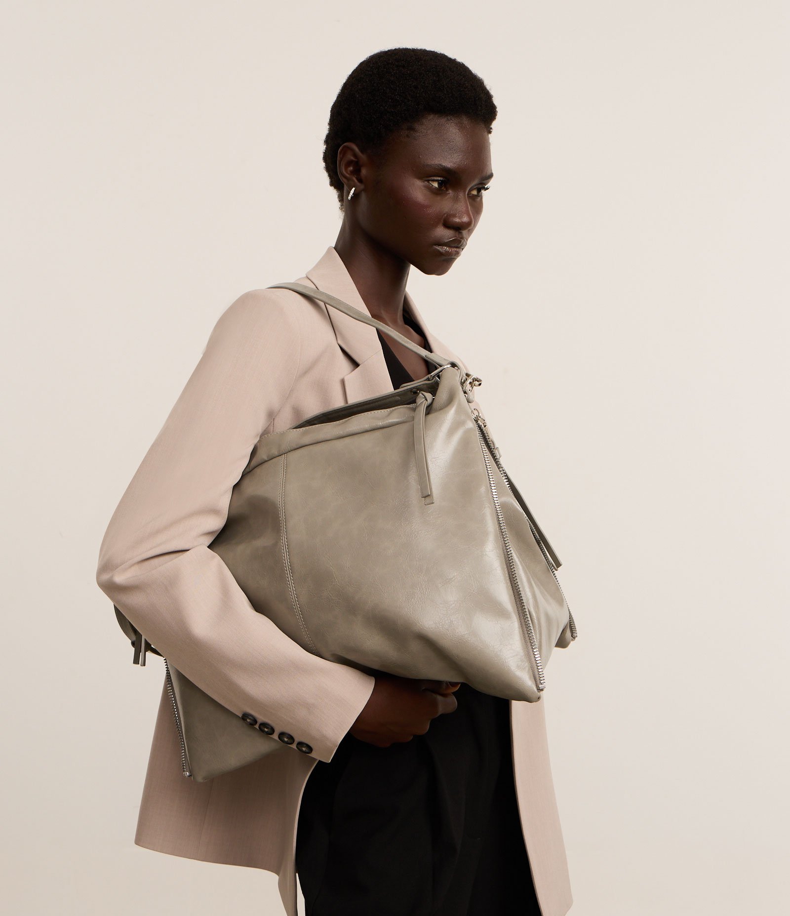 Bolsa Hobo Grande Desestruturada com Alças Duplas Cinza 1