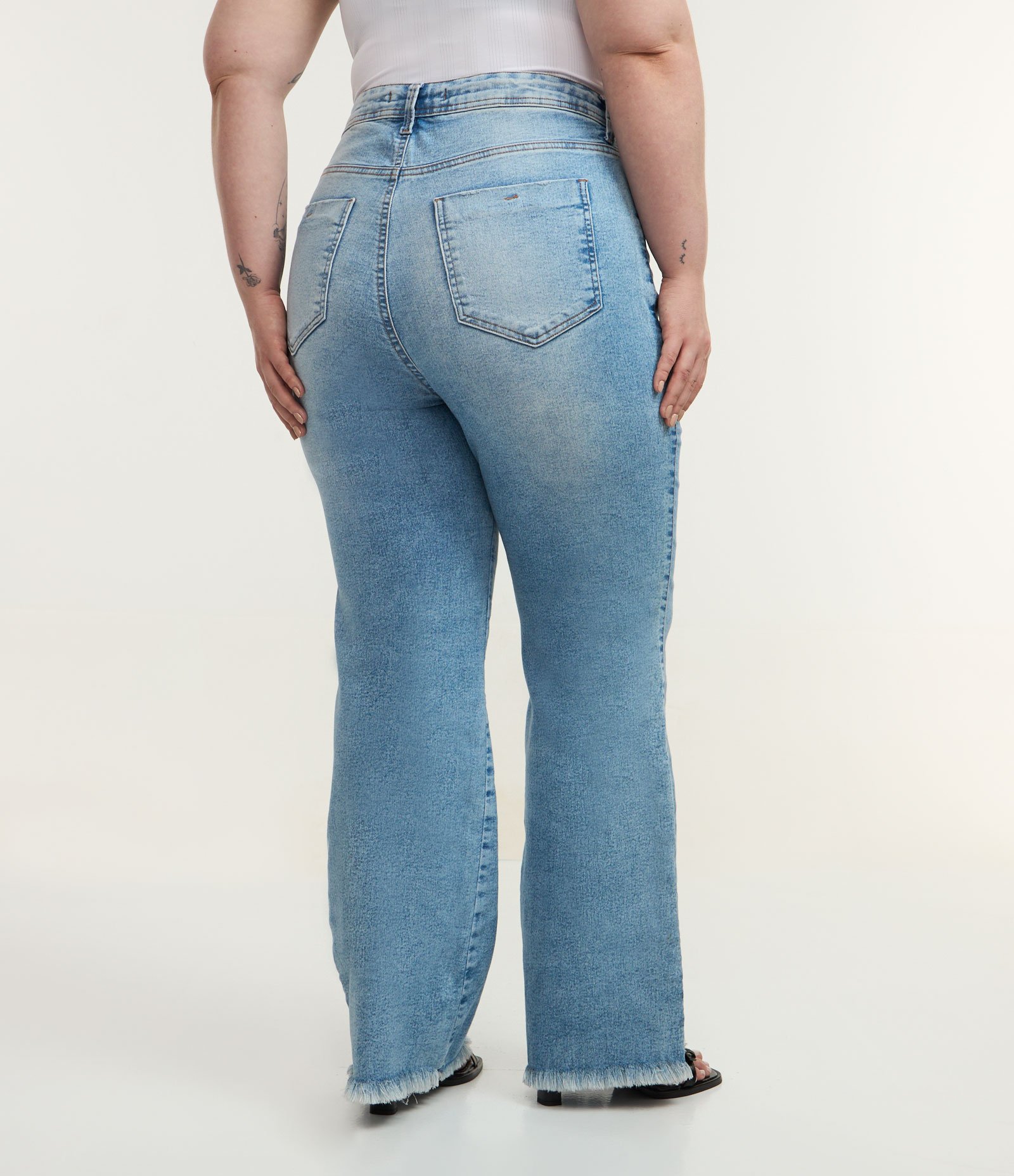 Calça Reta em Jeans com Barra Desfiada Curve & Plus Size Azul 3
