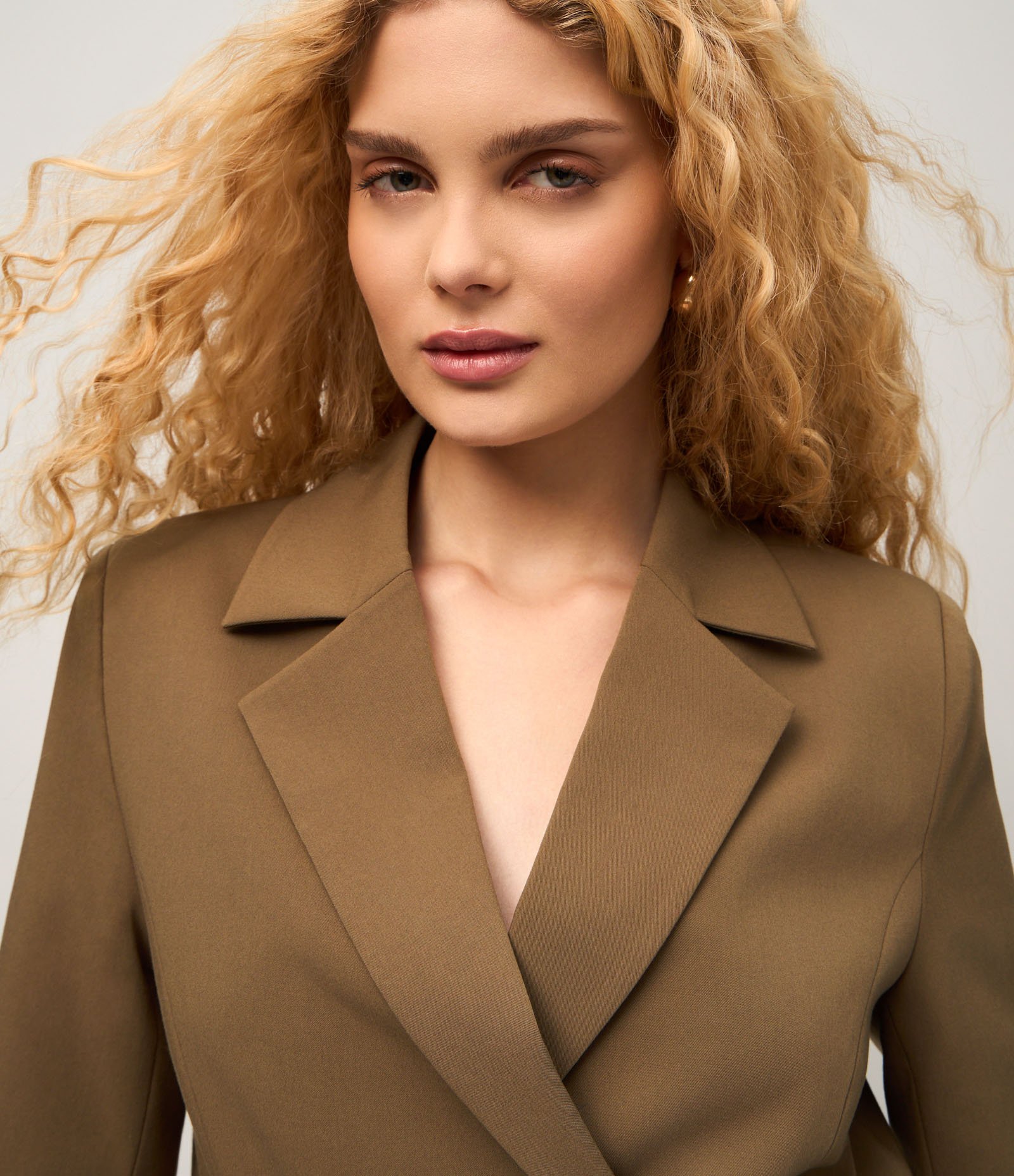 Blazer Alfaiatado Curto com Botões Transpassados Marrom 3