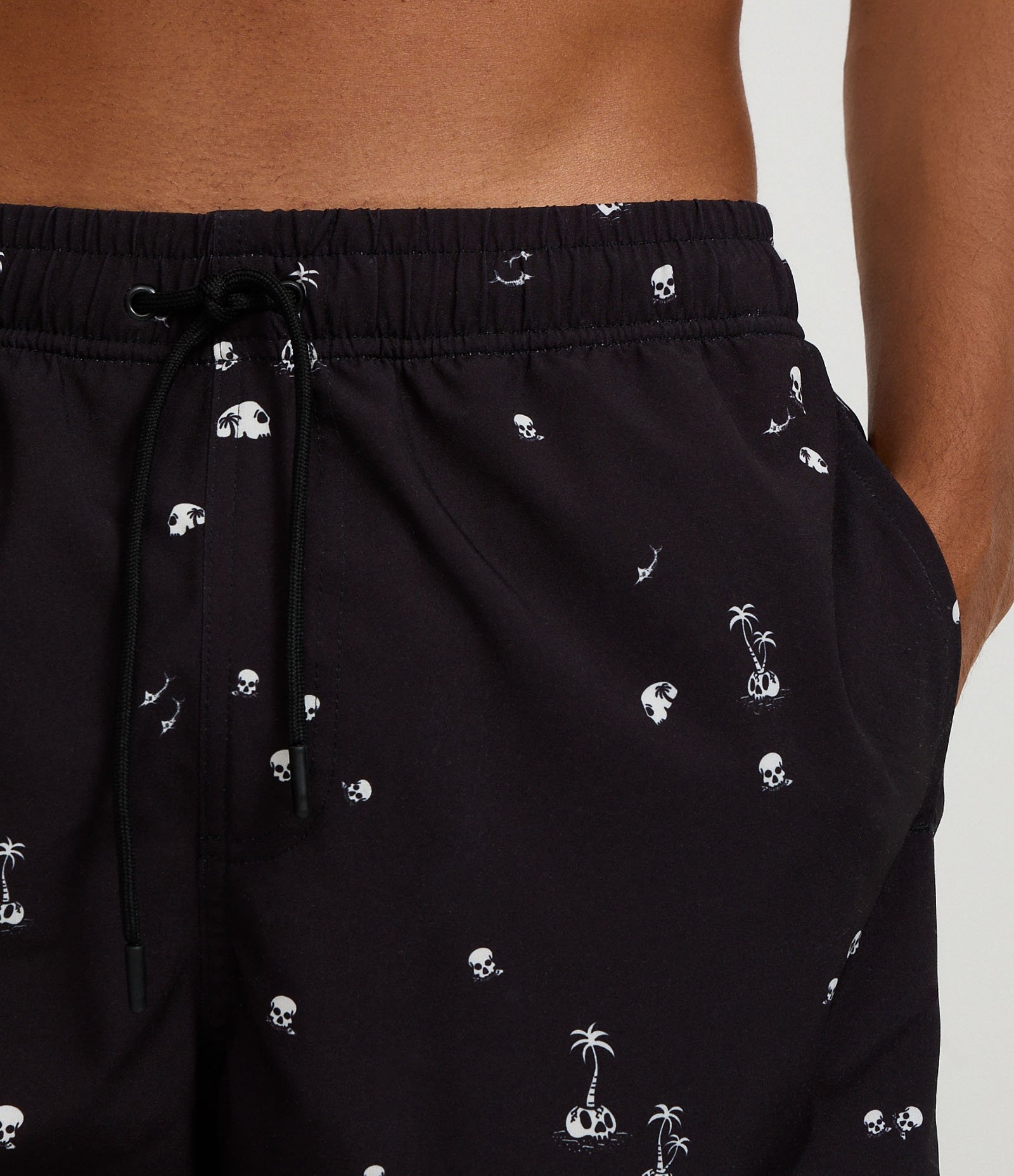 Bermuda em Microfibra com Estampa de Caveirinhas Preto 3