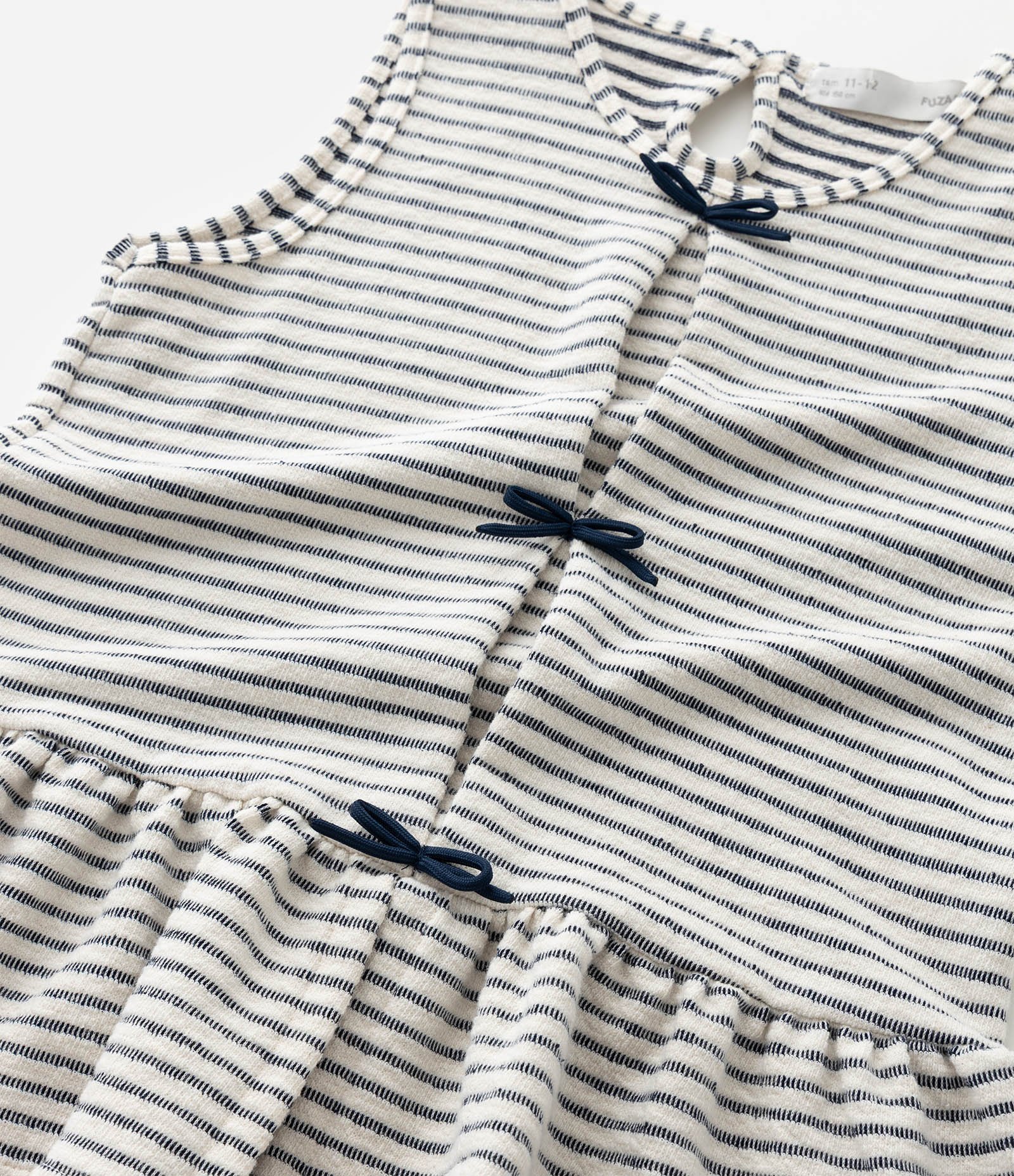 Blusa Infantil Slim em Moletinho com Estampa de Listras e Laços Aplicados - Tam 7 a 14 Anos Branco/Preto 7