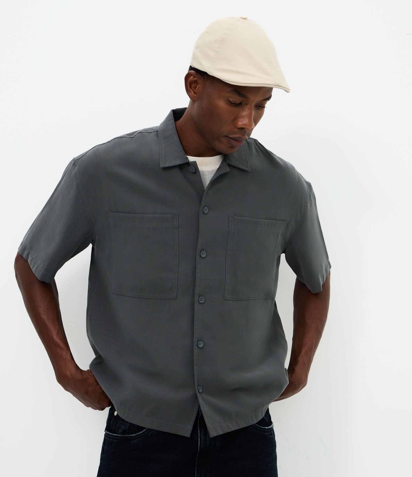 Camisa Manga Curta de Viscose com Bolsos Cinza 1
