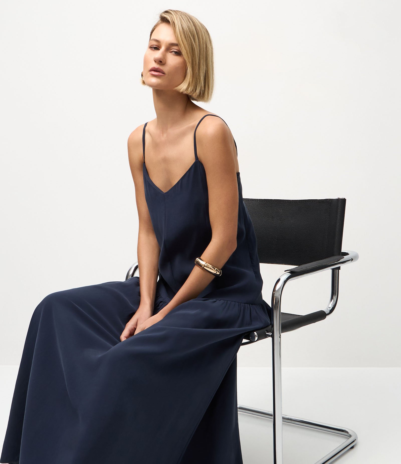 Vestido Midi em Viscose com Alças Finas e Decote em V Azul 4