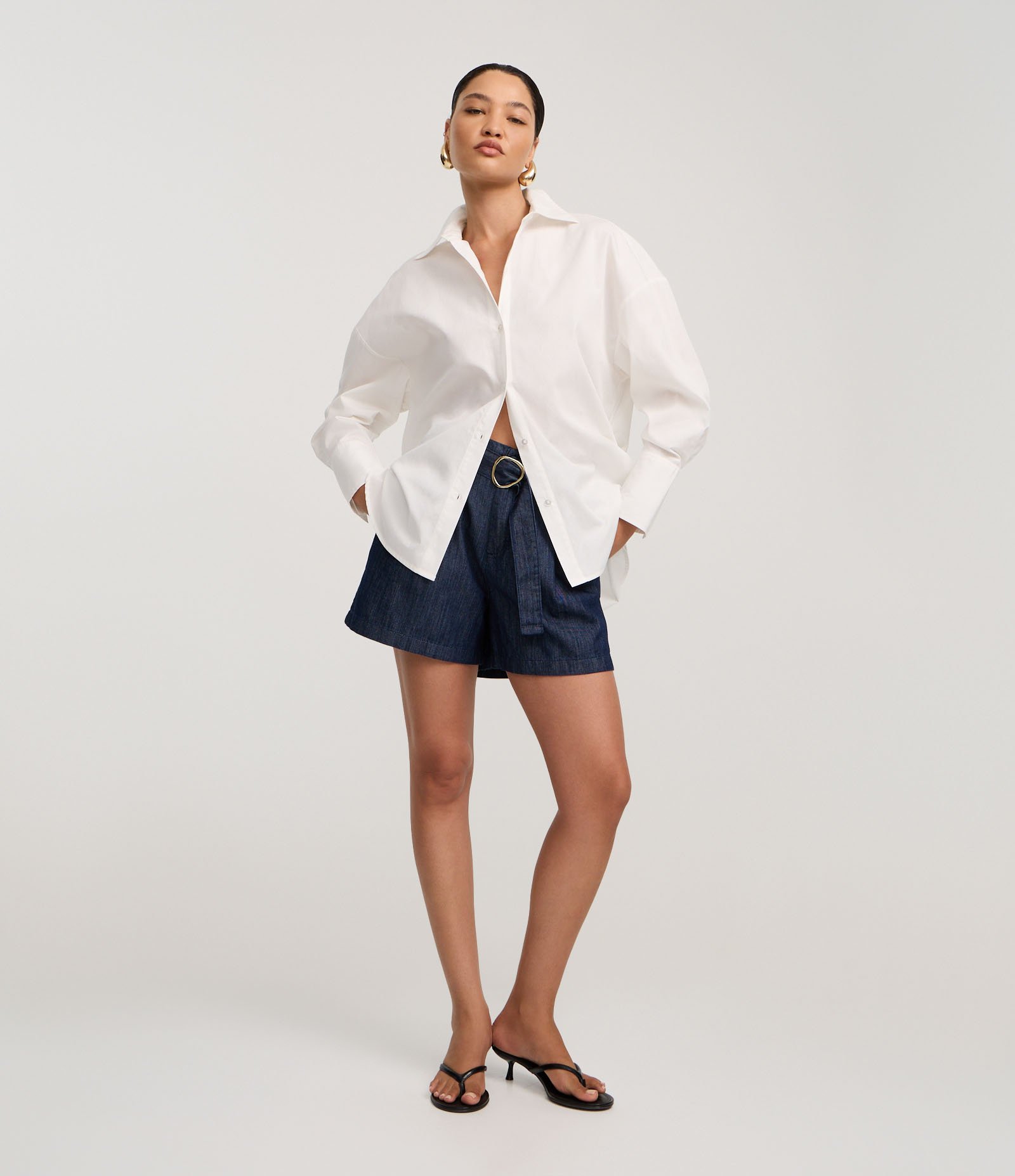 Short Cintura Alta em Jeans com Fivela Diiferenciada no Cinto Escuro 1