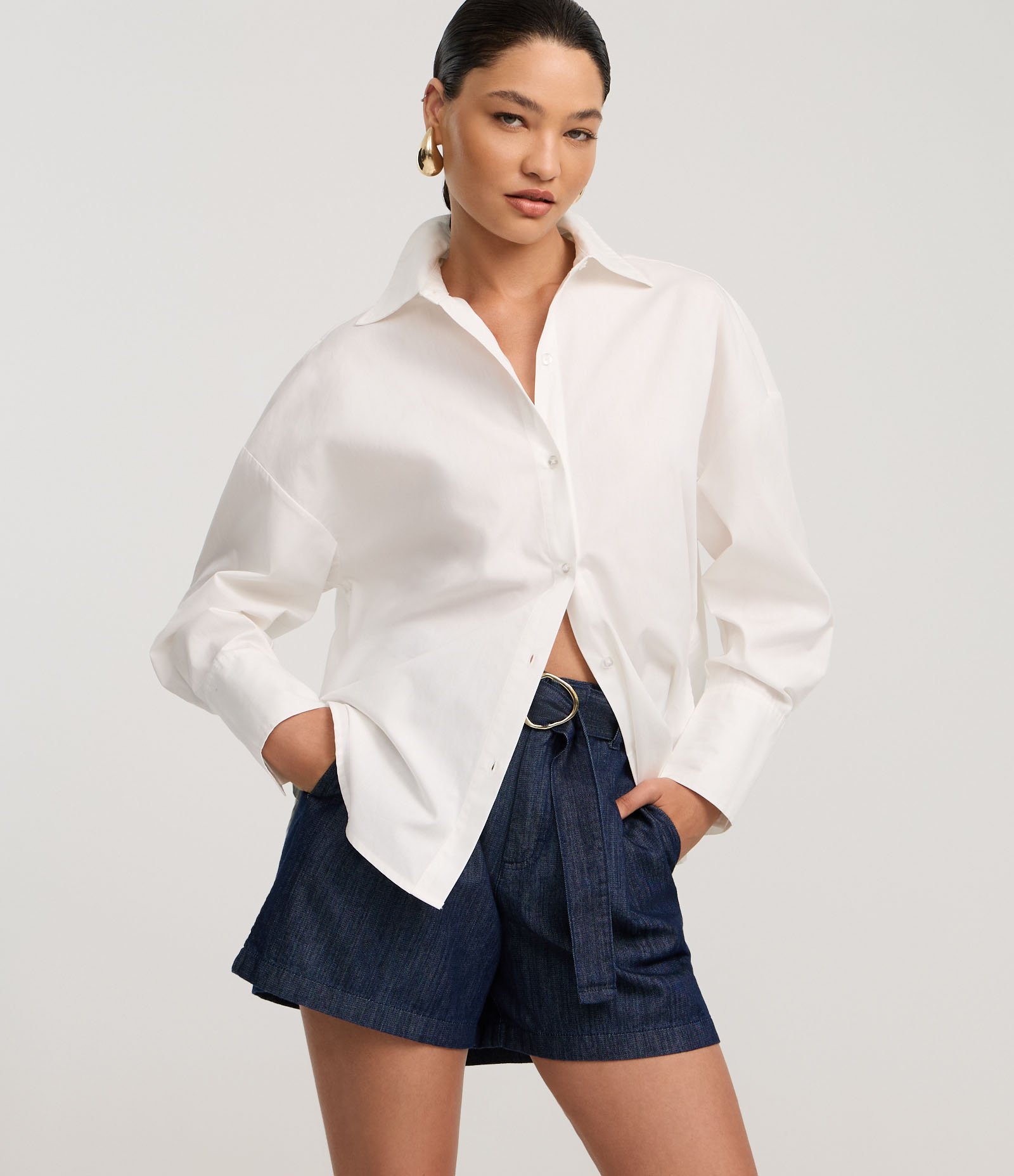 Short Cintura Alta em Jeans com Fivela Diiferenciada no Cinto Escuro 2